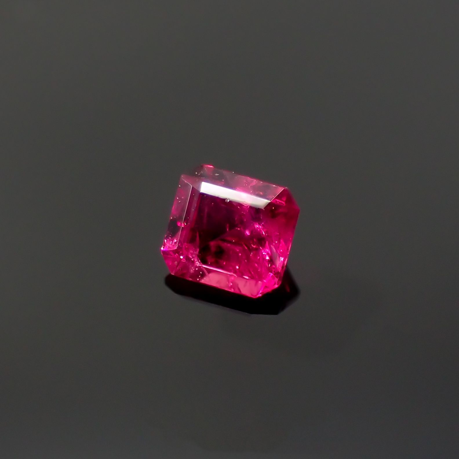 レッドベリル(宝石名レッド・ベリル) アメリカ・ユタ州産 0.098ct ソ付(彩珠)[210712045]2.9×2.7mm前後
