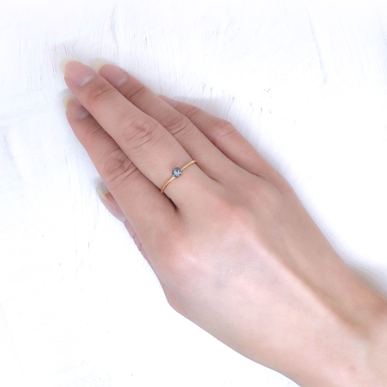 ベニトアイト アメリカ・カリフォルニア州産 0.19ct / 3.4x3.4mm前後 [251231463]