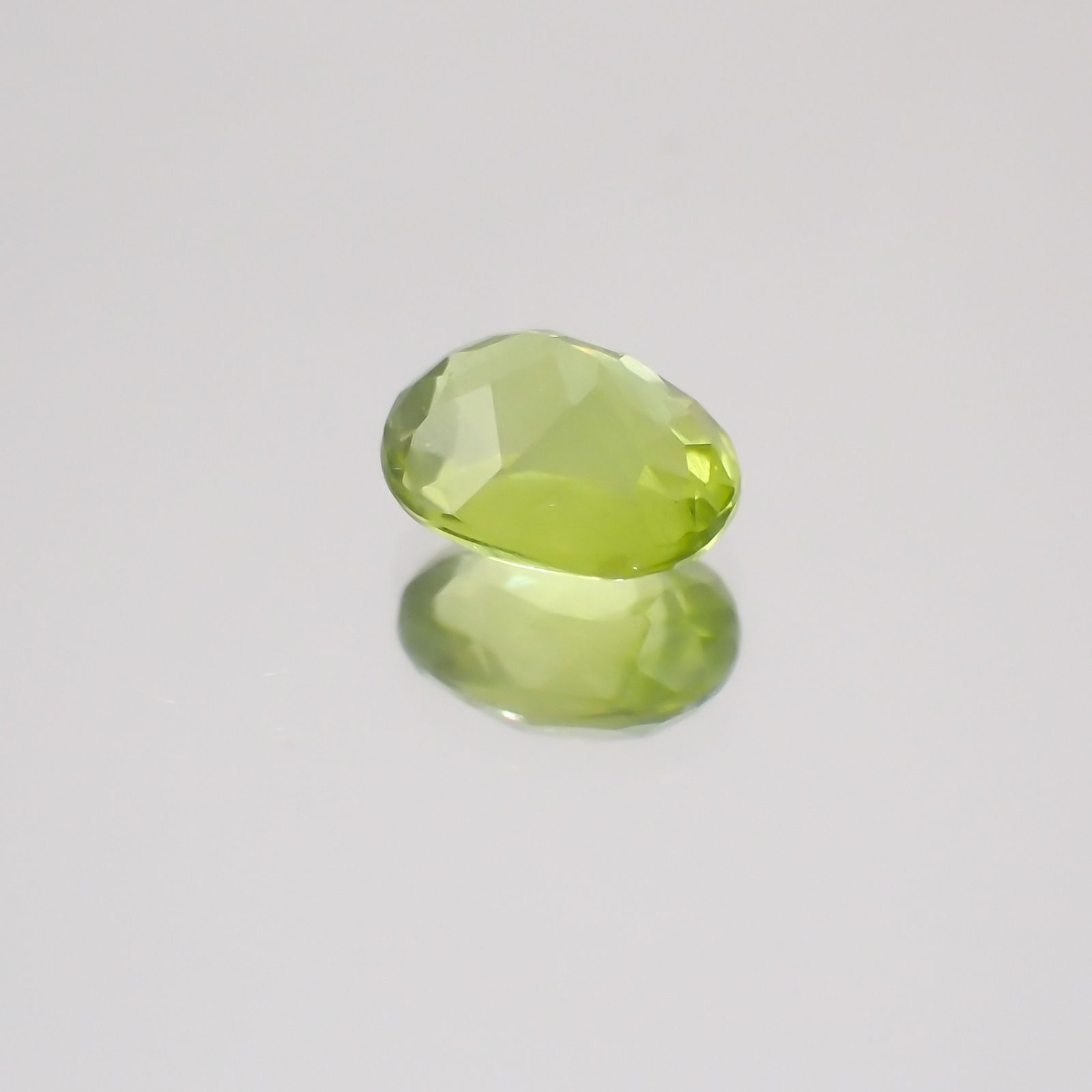 グリーンエンスタタイト(宝石名グリーン・エンスタタイト)カメルーン産 0.64ct 識別済[231224389]5.7x4.6mm前後