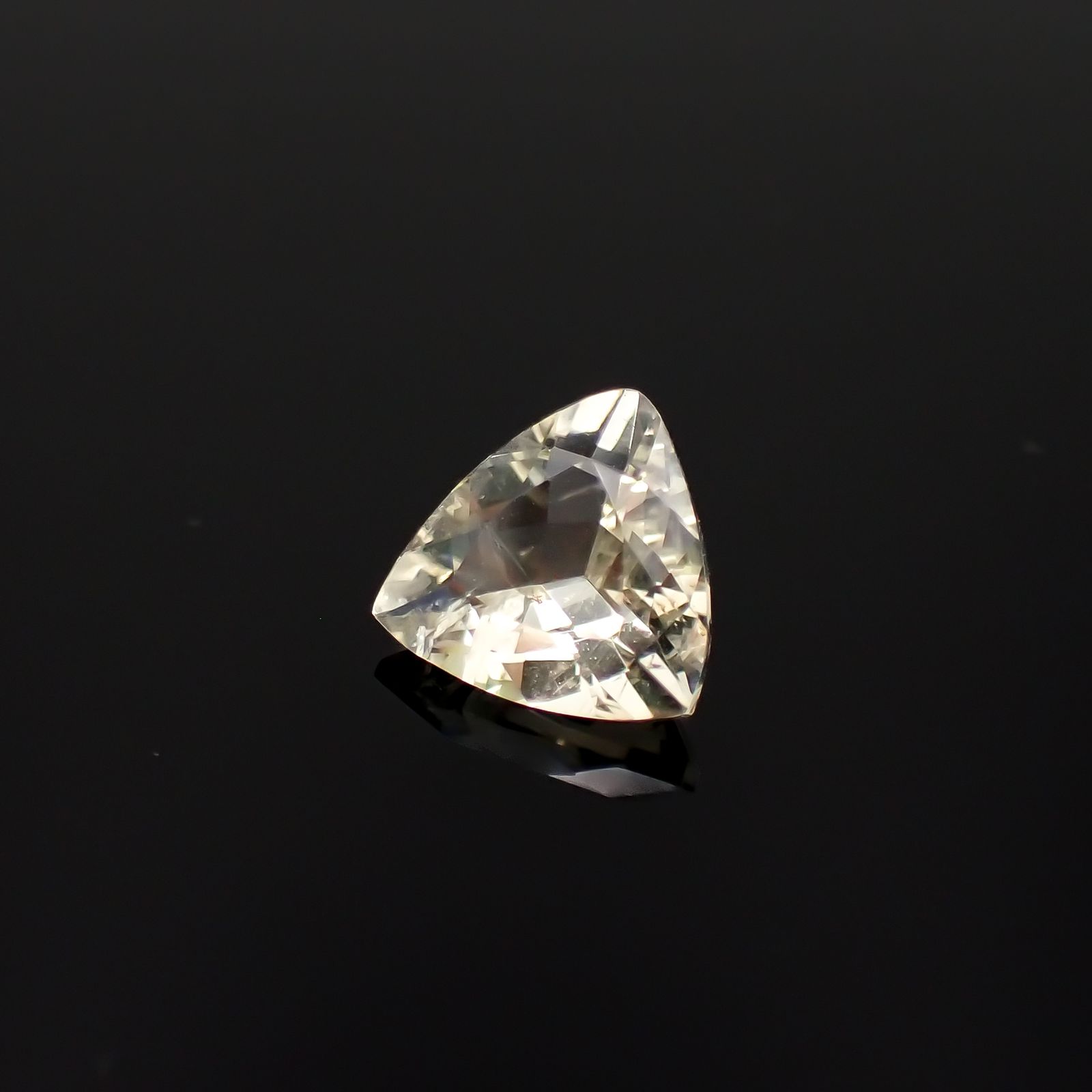 リューサイト 遊色効果あり(宝石名リューサイト)イタリア産 1.14ct 識別済[230421437]7.9x7.9mm前後