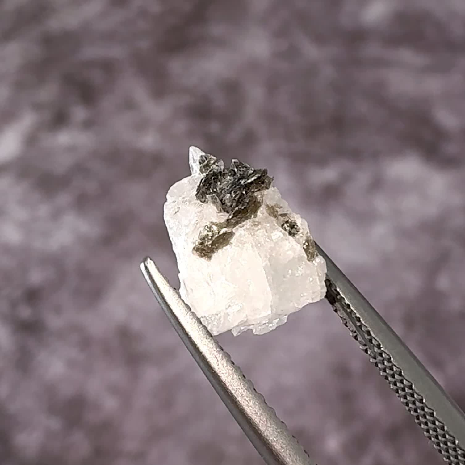 フェナカイト 原石 ロシア産 2.60ct / 10.3x6.6mm前後 [250730800