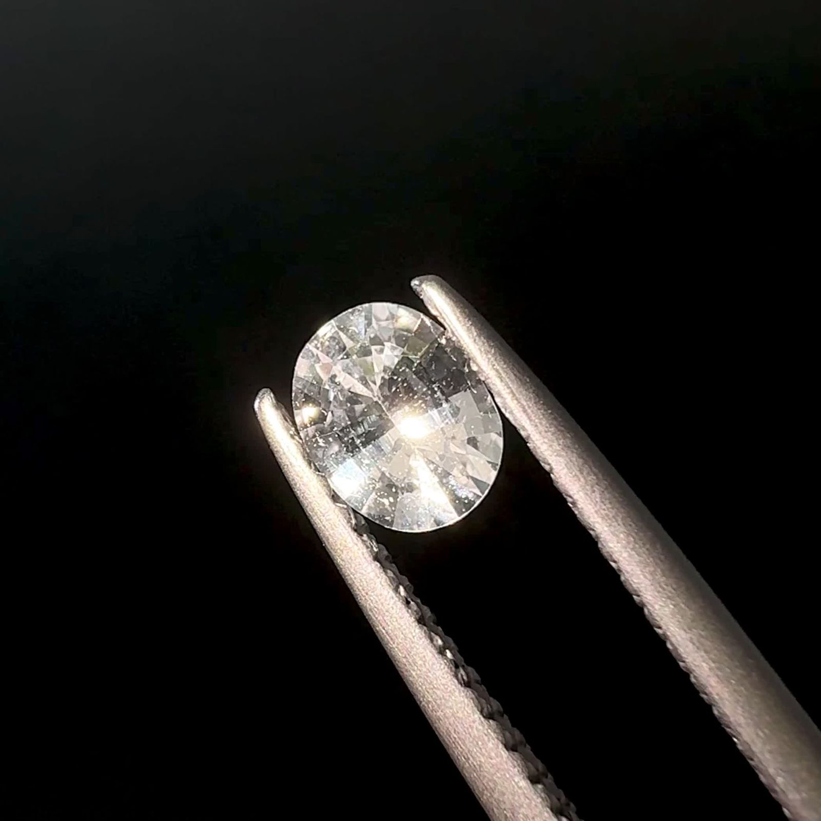 カラーレスサファイア スリランカ産 0.38ct / 5x3.9mm前後 [250830974