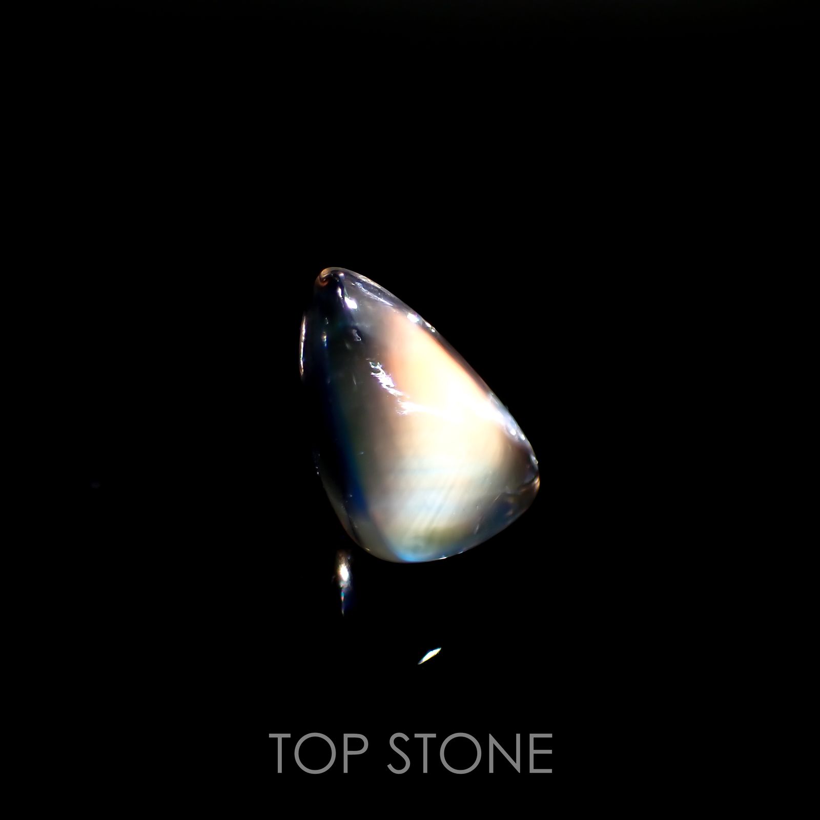 ◇バフカット◇レインボームーンストーン(宝石名ラブラドライト) マダガスカル産 1.390ct ソ付(彩珠)[210711646]8×6.1mm前後
