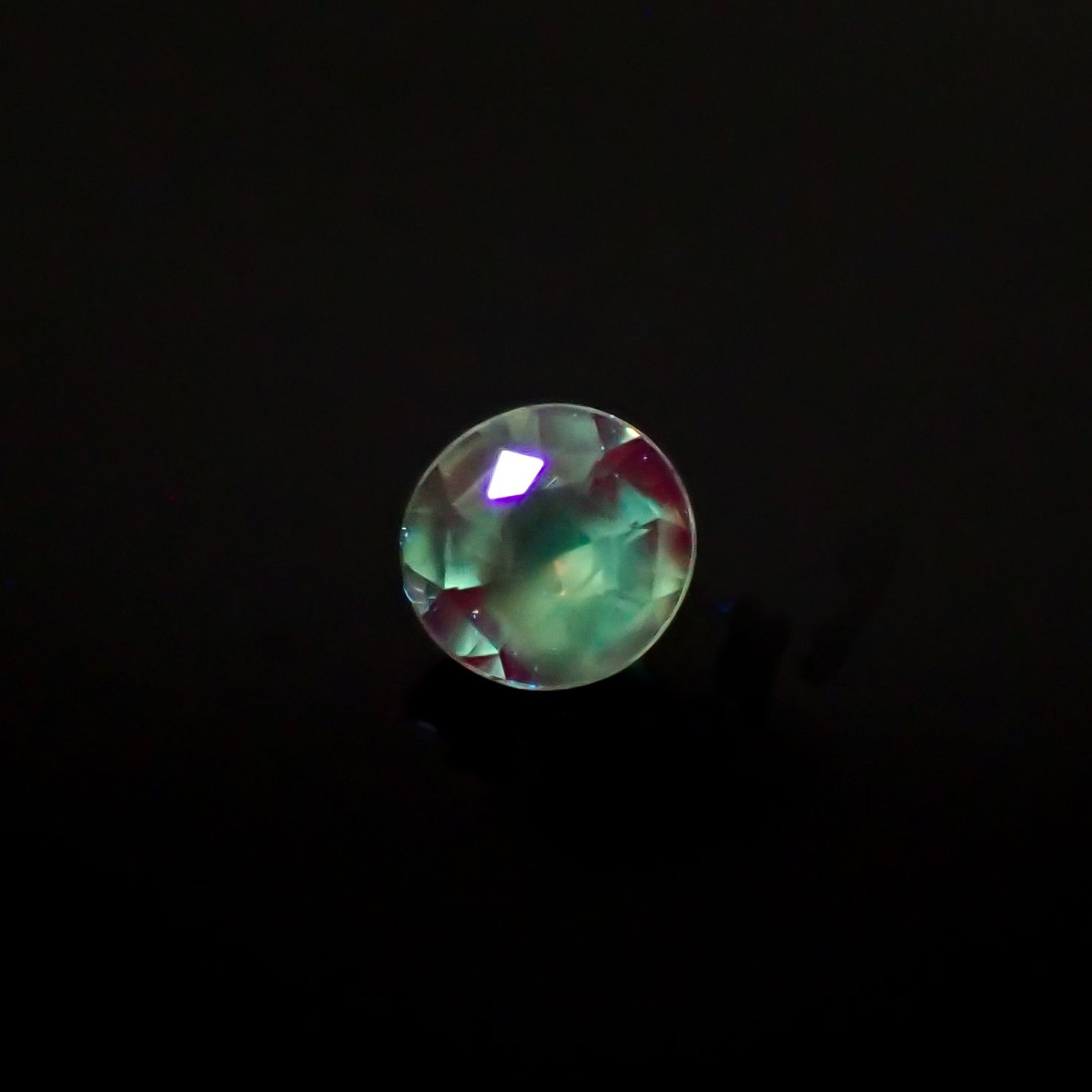 シルキーアレキサンドライト ブラジル・ミナスジェライス州ヘマチタ鉱山産 0.10ct[240929058]2.9x2.8mm前後