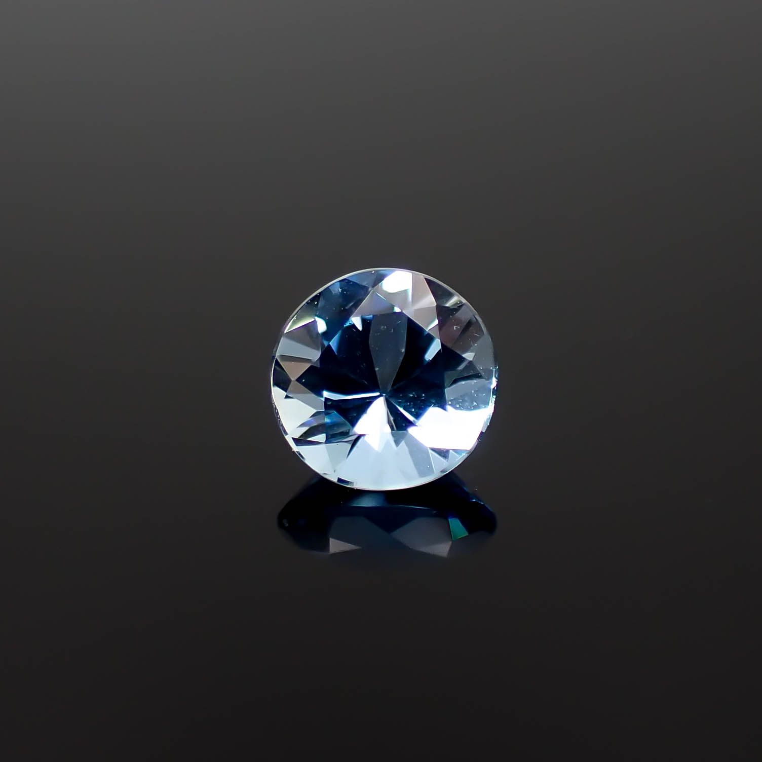 タトゥーアクアマリン ブラジル・ミナスジェライス州タトゥー鉱山産 0.69ct[240929126]5.9x5.8mm前後