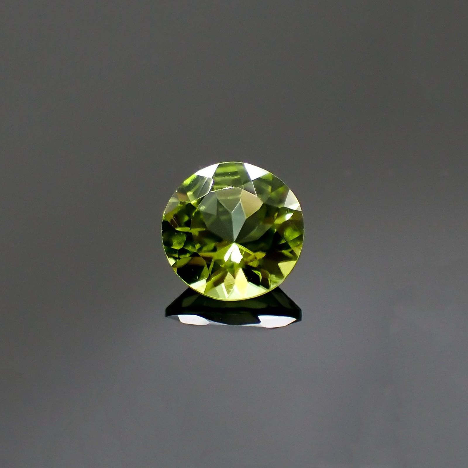 ペリドット(宝石名ペリドット) パキスタン産 ソ付(日独) 1.134ct / 6.9x6.9mm前後 [260713082]