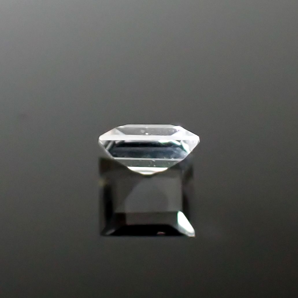 テネブレッセンススキャポライト アフガニスタン産 0.12ct / 3.3x3.1mm前後 [260532262]