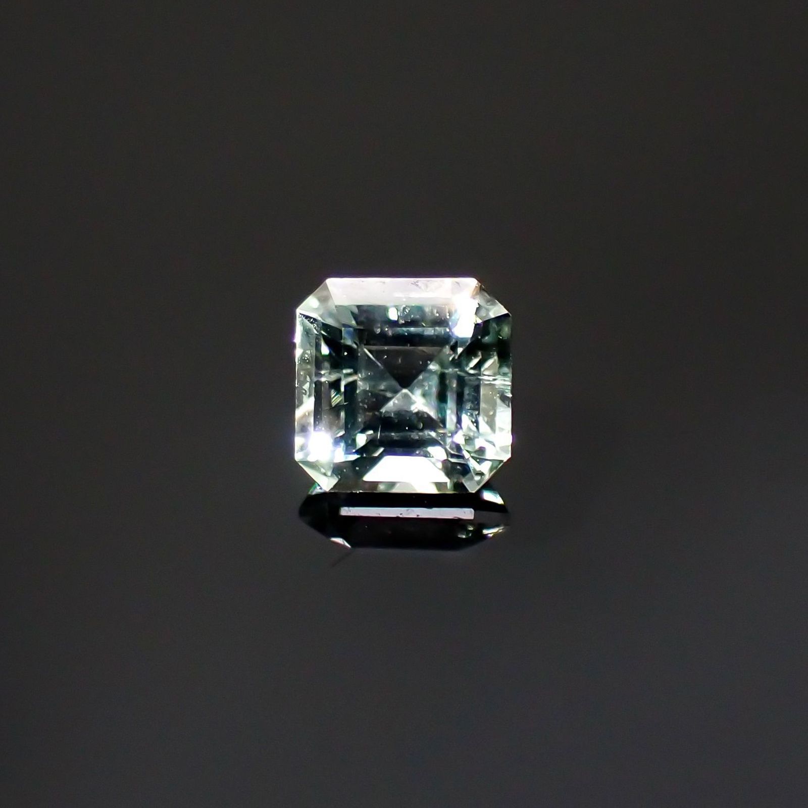 バナジウムコーネルピン(宝石名コーネルピン)タンザニア・タンガ州産 識別済 0.30ct / 3.7x3.6mm前後 [220115630]