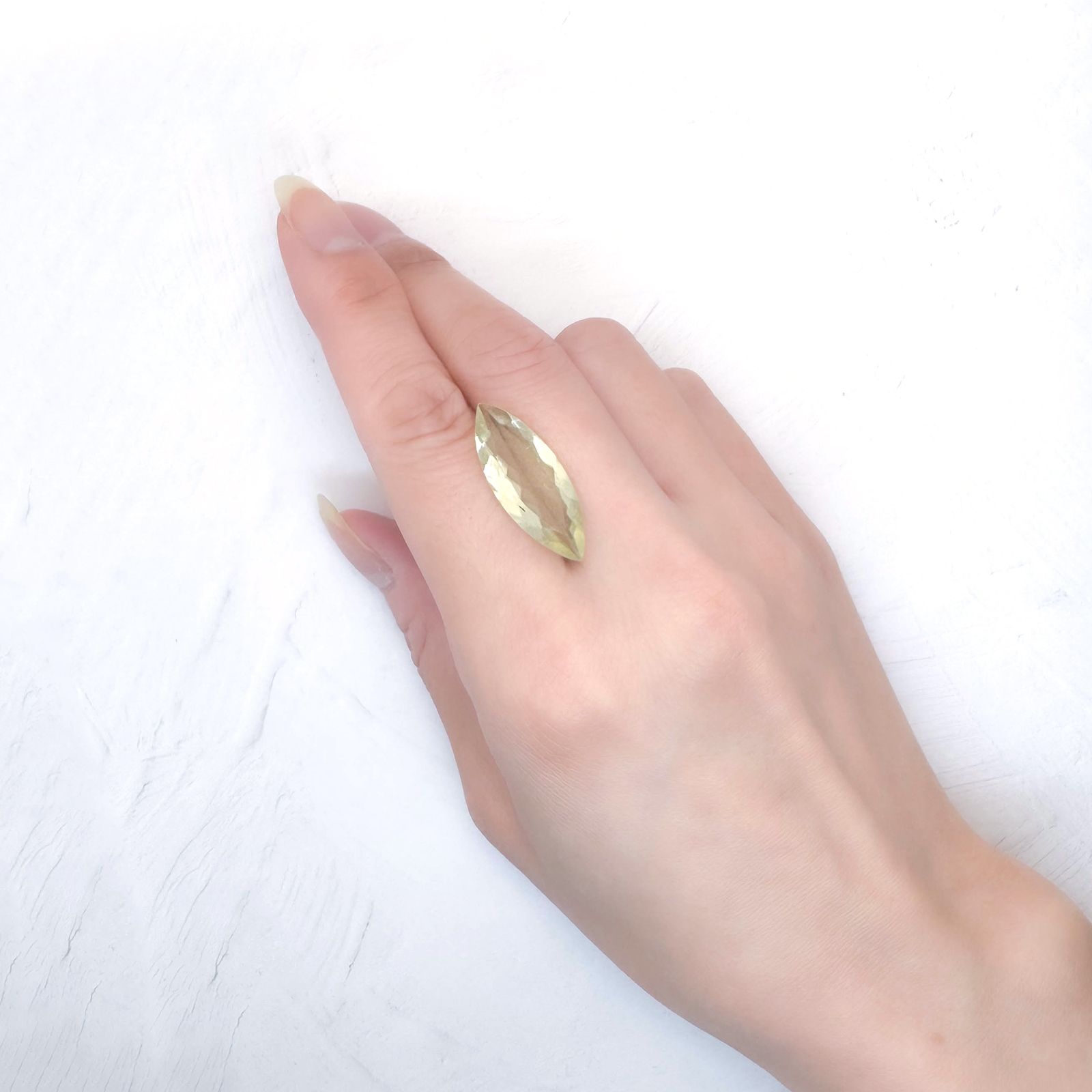 リビアングラス 発見地：エジプト・リビア砂漠 7.72ct / 27.8x10.4mm前後 [251131306]