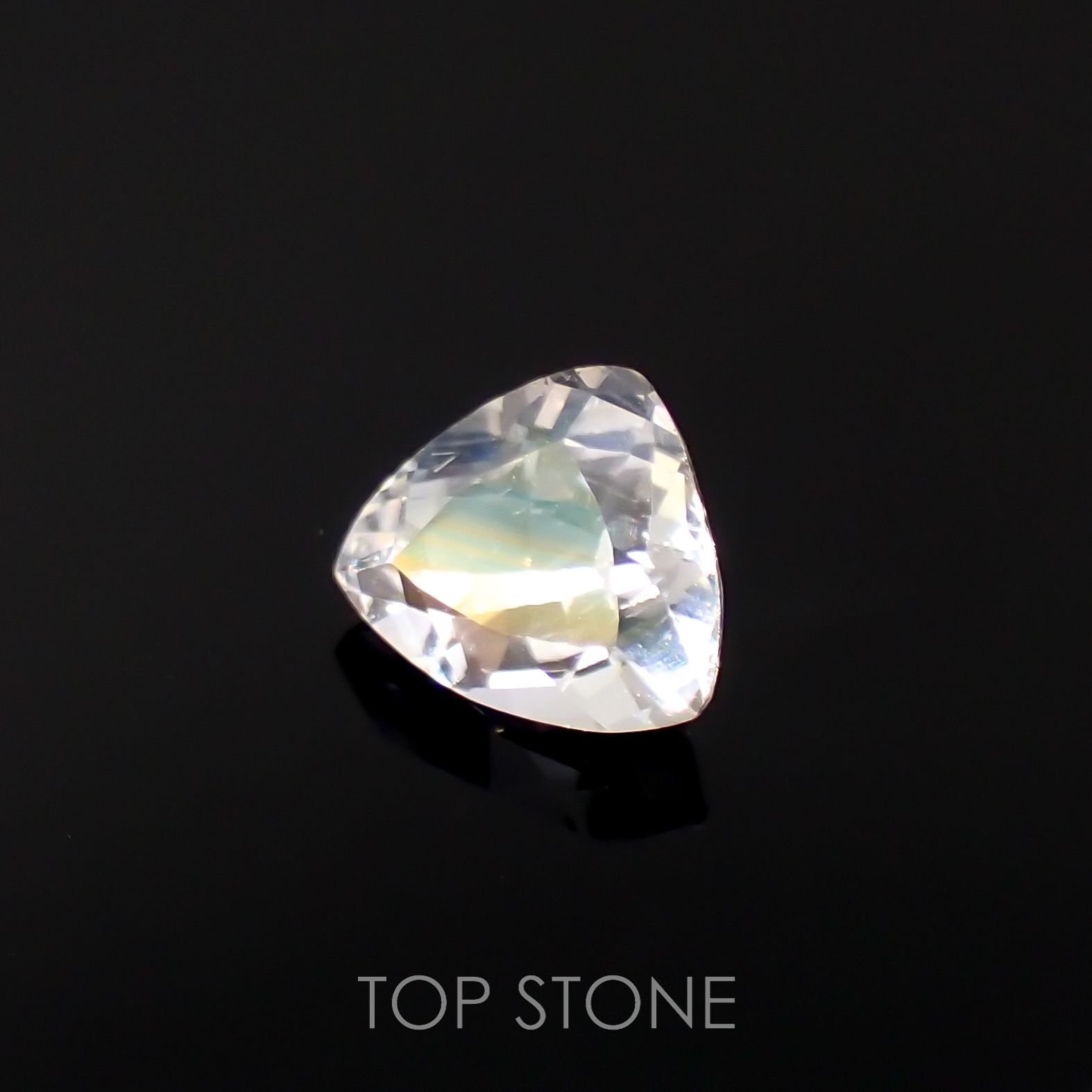 レインボームーンストーン(宝石名ラブラドライト)マダガスカル産 0.54ct 識別済[221119175]5.3x6.1mm前後