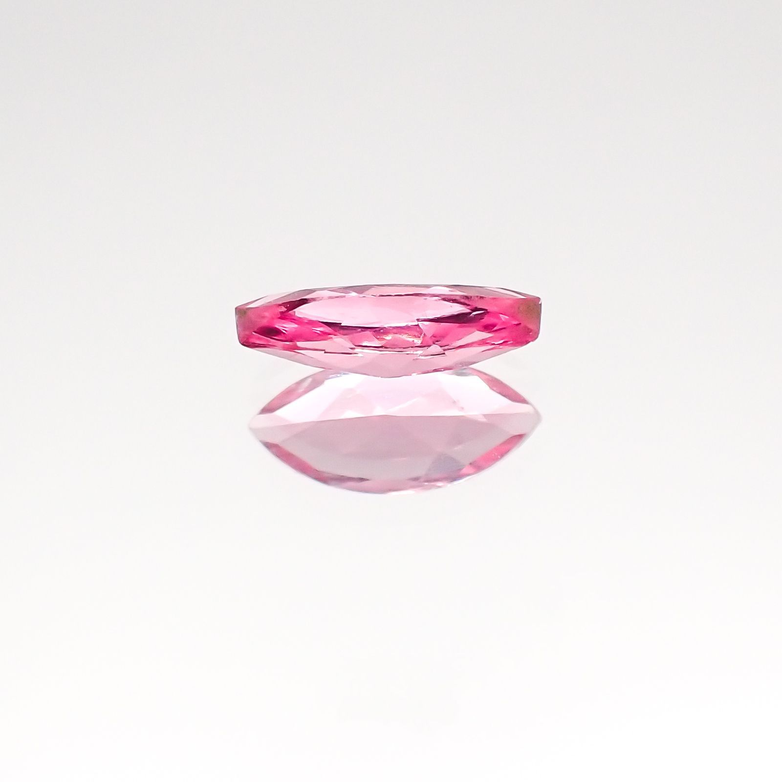 ホットピンクスピネル(宝石名ピンク・スピネル)タンザニア産 0.34ct 識別済[230823043]7.2x3.3mm前後