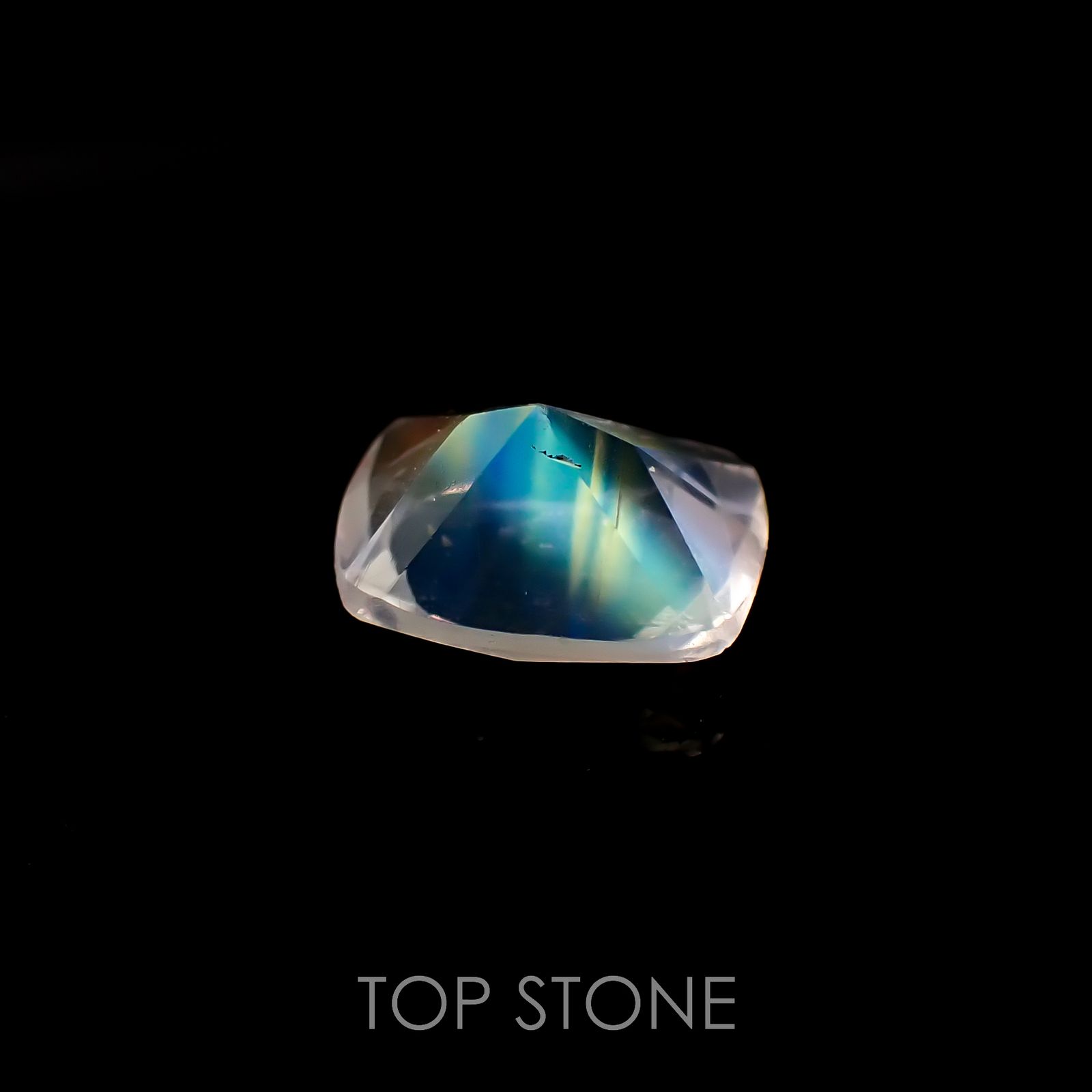 レインボームーンストーン(宝石名ラブラドライト)タンザニア産 0.74ct 識別済[220817474]6.6x5.2mm前後