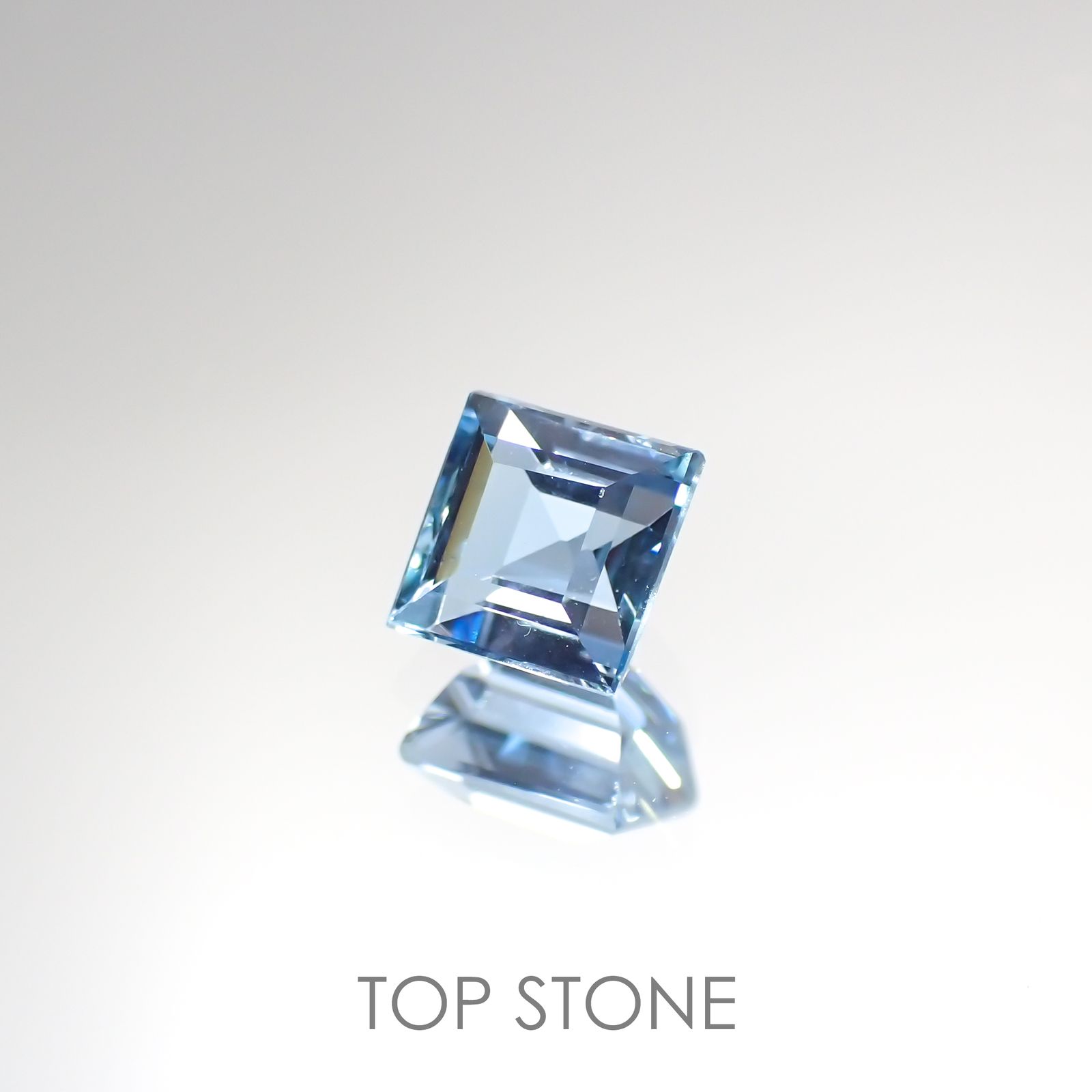 アクアマリン サンタマリアカラー(宝石名アクアマリン) モザンビーク産 0.78ct 識別済[210812598]5×5mm前後
