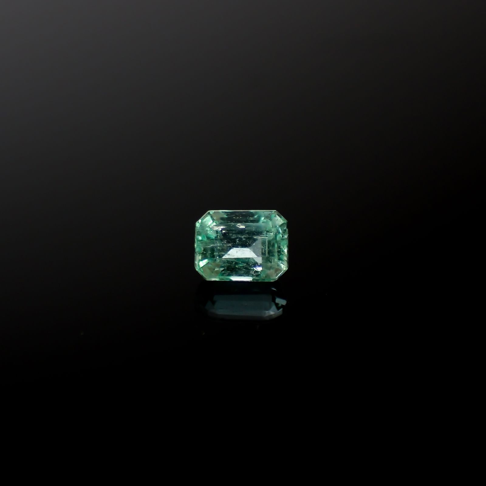 パステルカラーエメラルド コロンビア産 0.24ct[240225955]3.8x2.9mm前後