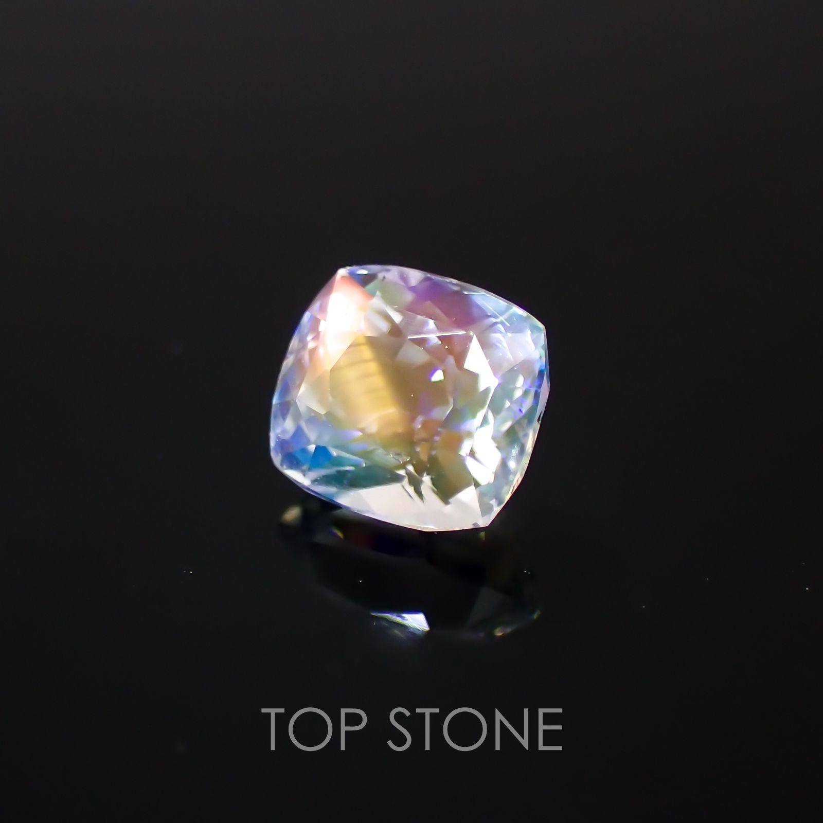 レインボームーンストーン(アンデシンラブラドライト) マダガスカル産 ルース 0.72ct[21059637]5.7×5.1mm前後