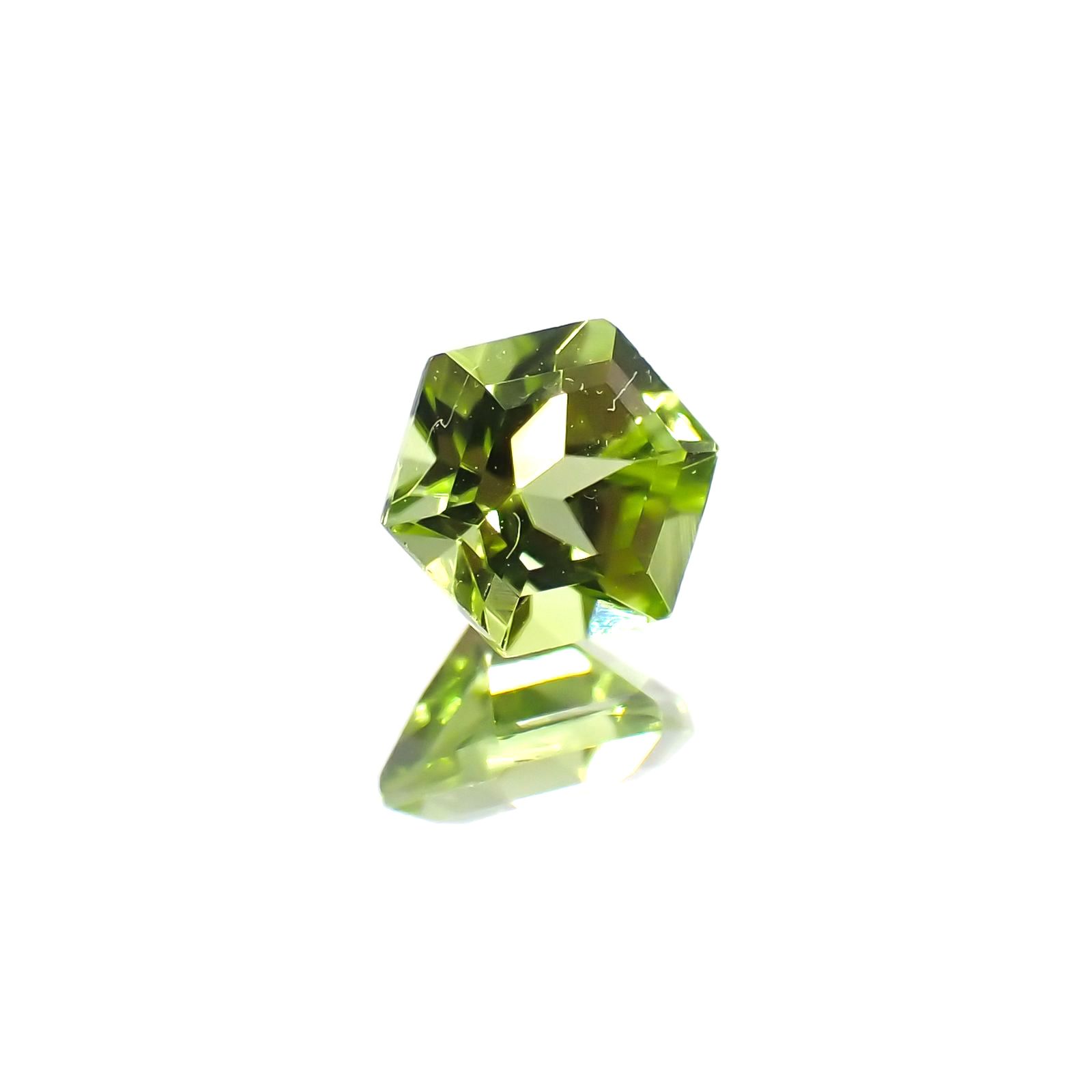 ◇ヘキサゴンカット◇ペリドット(宝石名ペリドット) パキスタン産 0.62ct 識別済[250813097]4.9×4.8mm前後