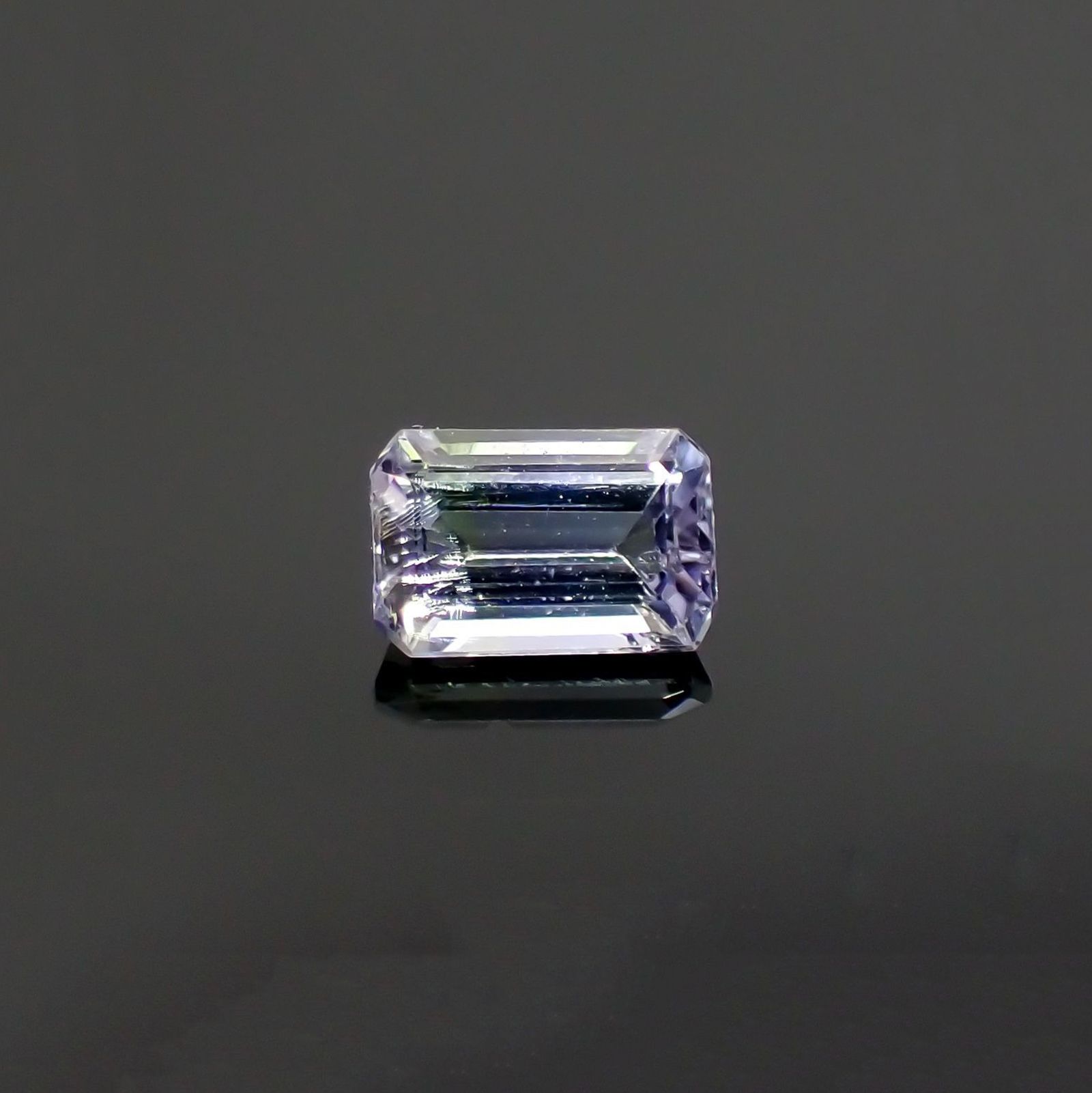 パーティカラータンザナイト(宝石名パーティカラード・ゾイサイト) タンザニア産 ソ付(彩珠) 0.666ct / 5.9x3.9mm前後 [260311845]