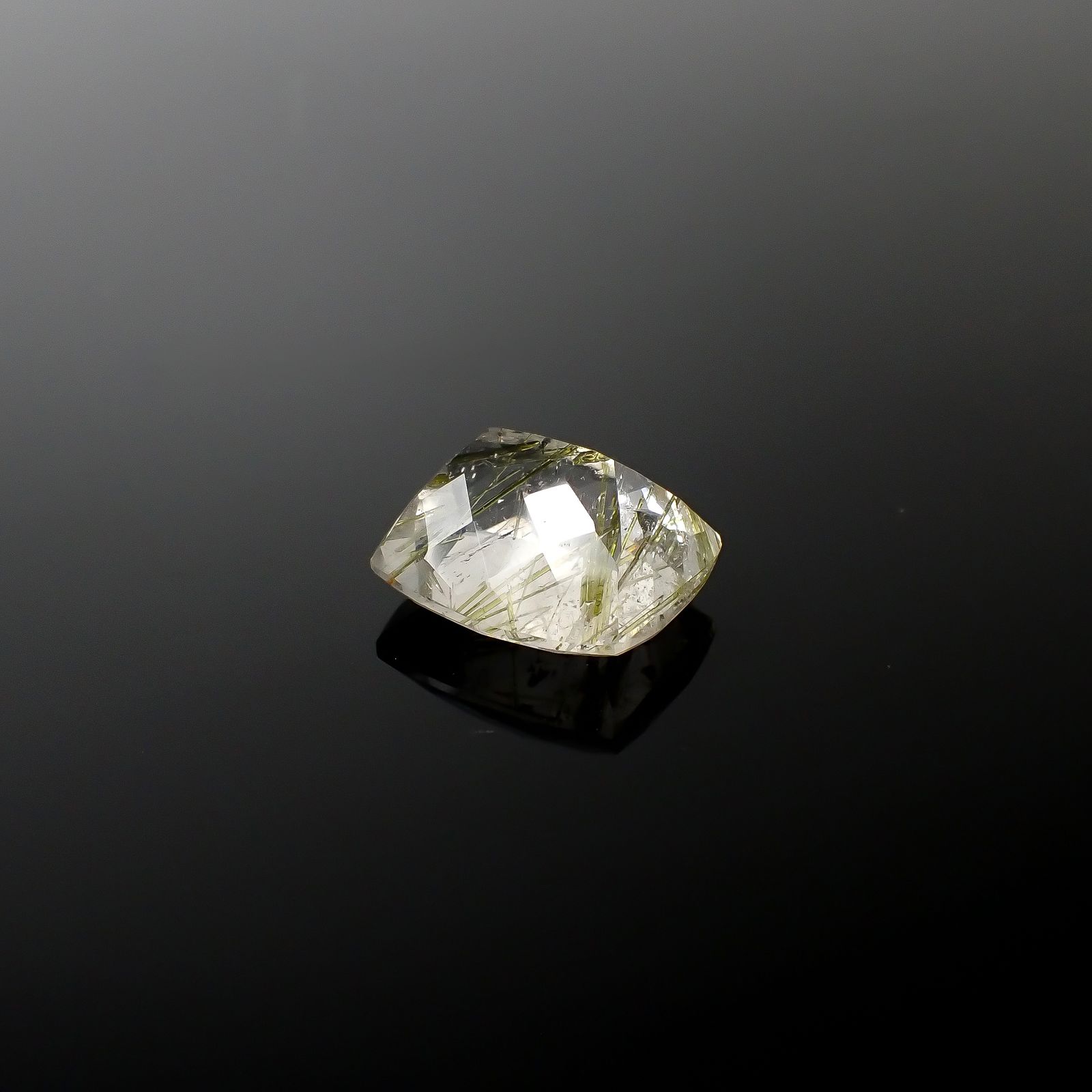 エピドートインクォーツ ブラジル産 8.64ct [240427301]14.1x11.8mm前後