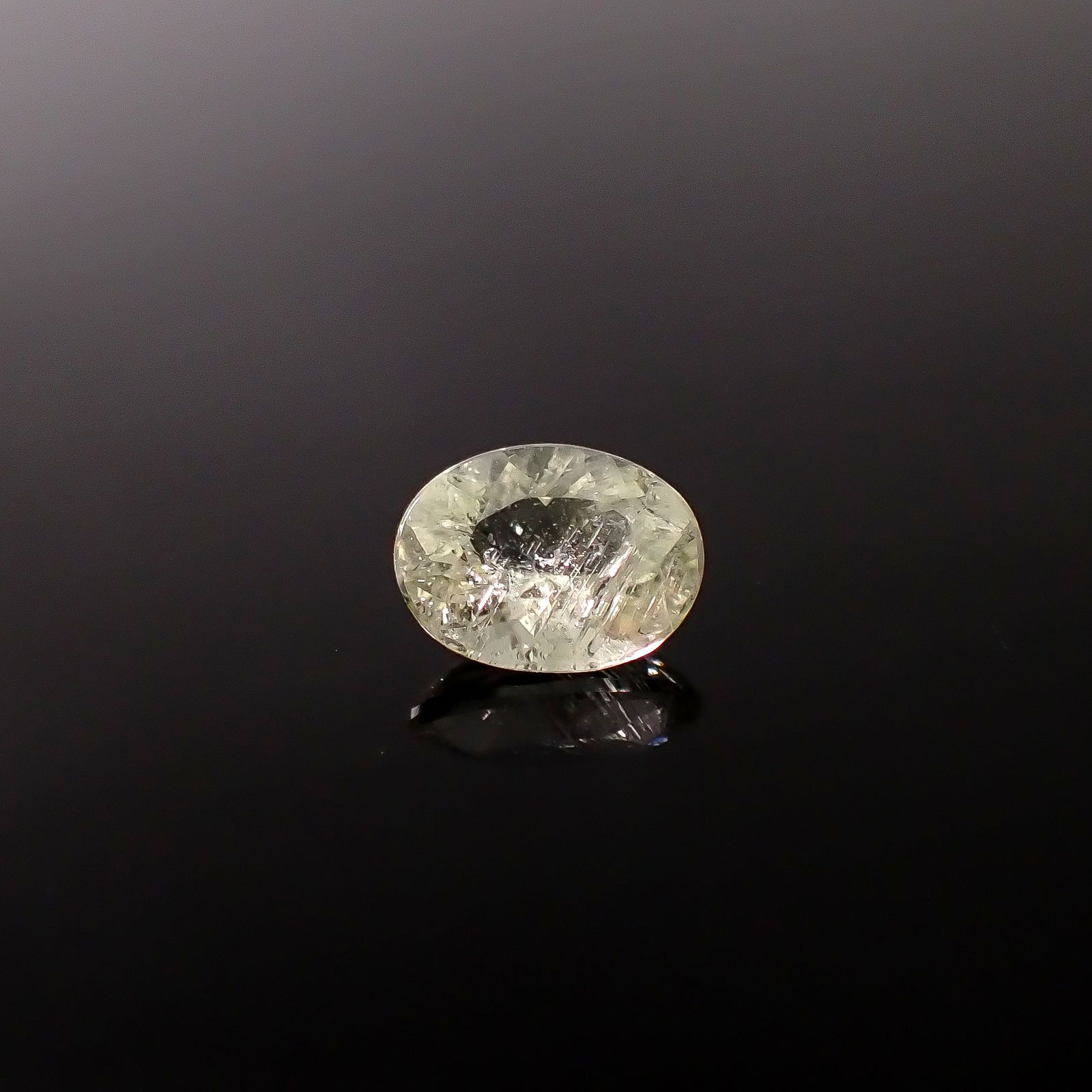 ブラジリアナイト(宝石名ブラジリアナイト)ブラジル産 識別済 0.99ct / 7.3x5.6mm前後 [260131489]