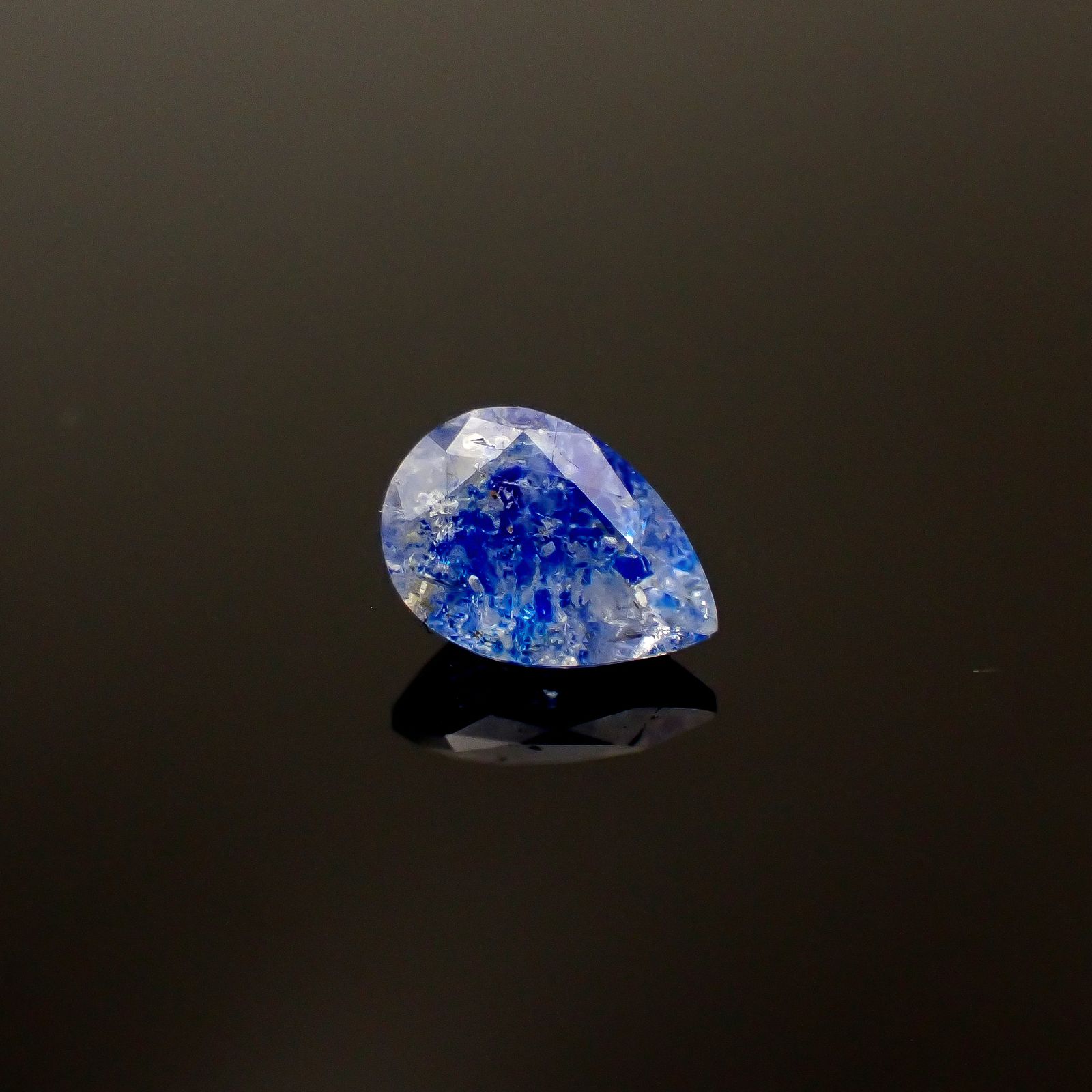 ラズライトインソーダライト フルオレッセンス アフガニスタン産 0.54ct [250530470]7.2x5.1mm前後