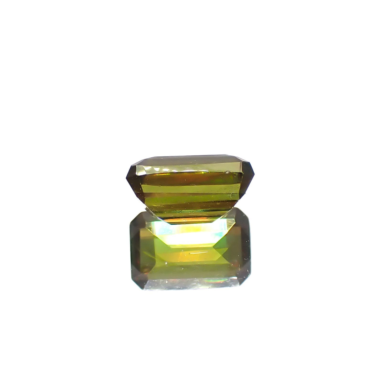 カラーチェンジスフェーン(宝石名スフェーン / カラーチェンジ・タイプ)パキスタン産 0.70ct 識別済[240627956]5.9x3.8mm前後