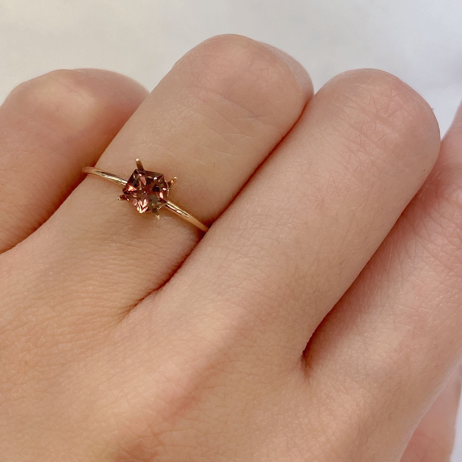 ◇ペンタゴンカット◇バイカラートルマリンSA(宝石名バイカラー・トルマリン) ブラジル/アフリカ産 0.39ct 識別済[21029144]5×5mm前後