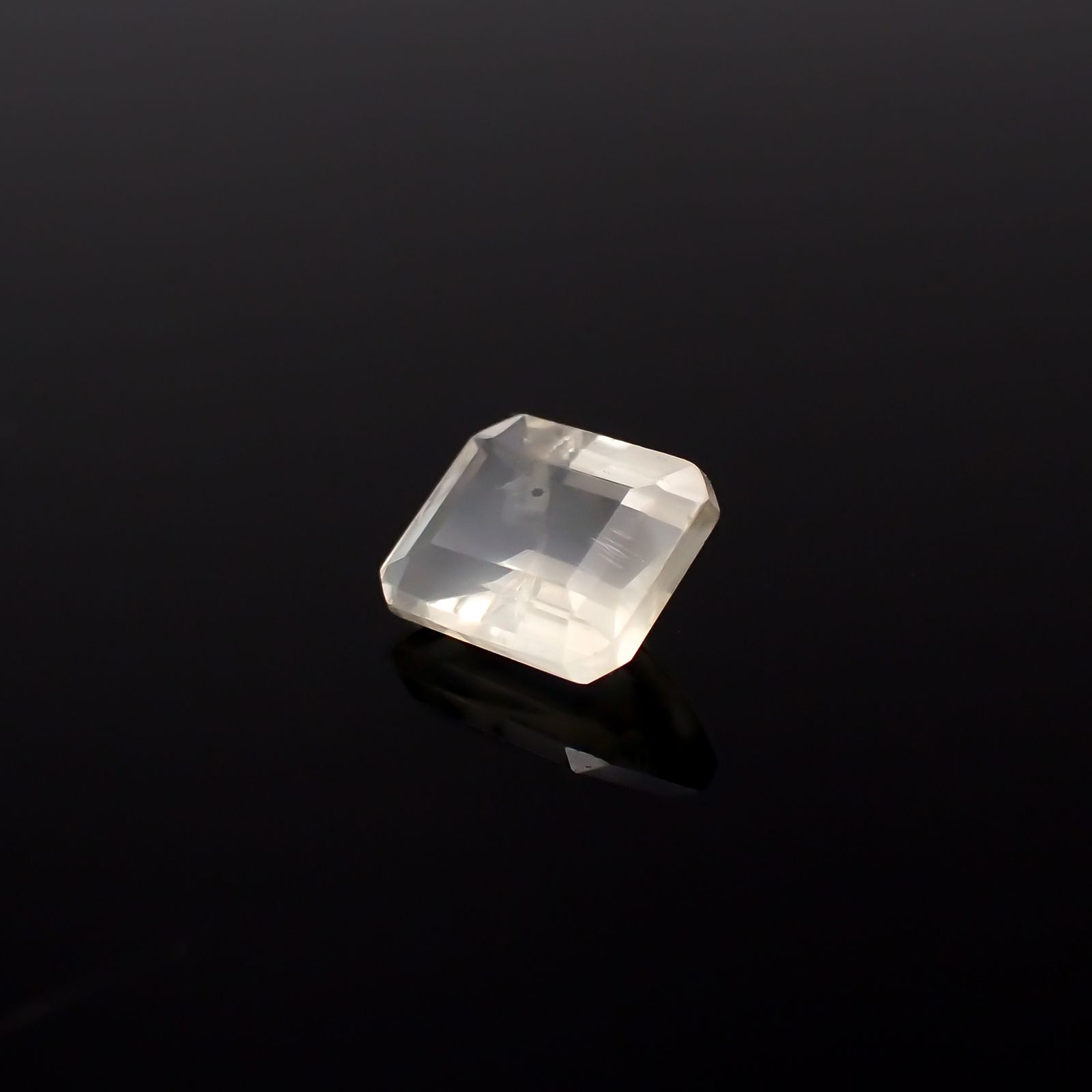 リューサイト(宝石名リューサイト)イタリア産 0.55ct 識別済[231225048]5.7x4.7mm前後