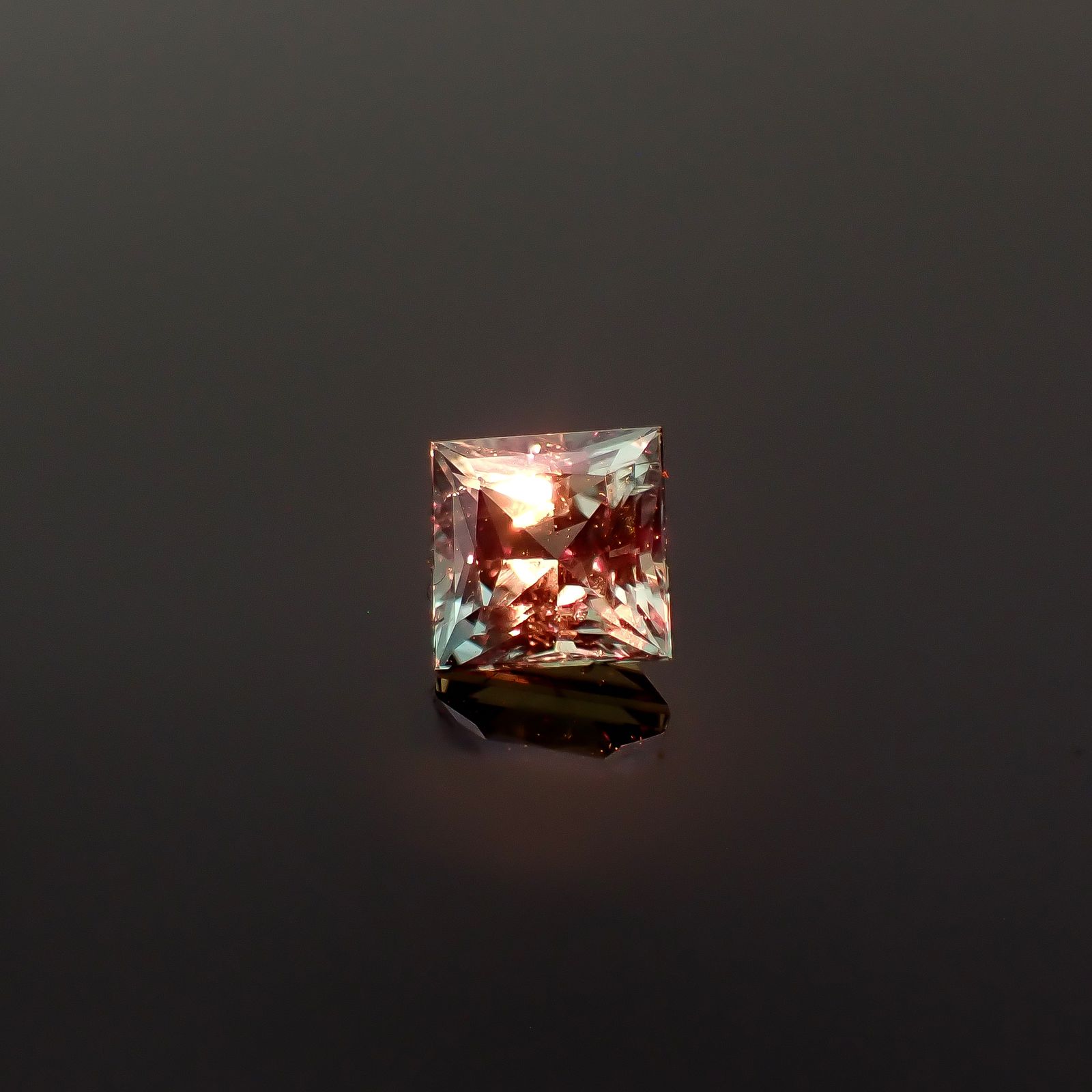 ◇プリンセスカット◇アレキサンドライト ブラジル産 EmeraldMains社製 0.35ct / 3.7x3.7mm前後 [260131570]