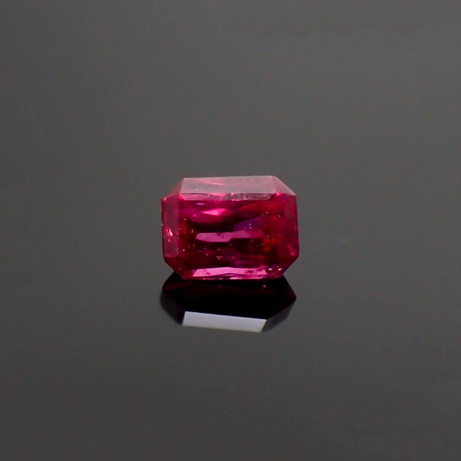 ルビー 非加熱(宝石名ルビー) マダガスカル産 識別済 0.26ct / 3.8x2.8mm前後 [210711733]