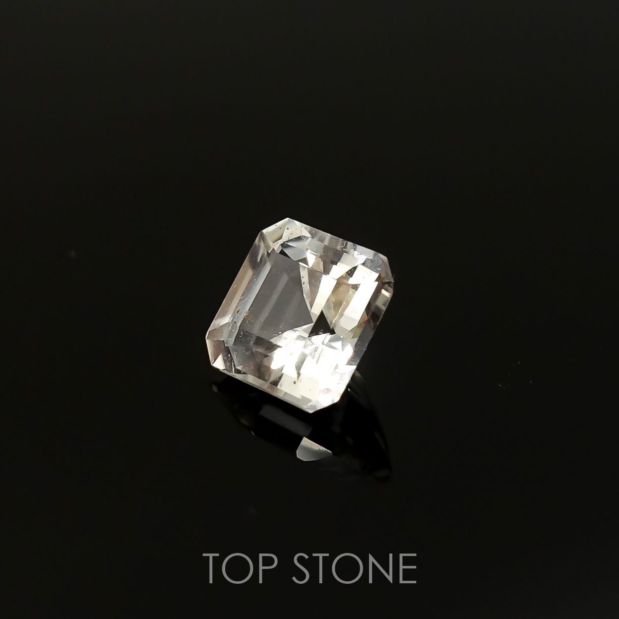 フェナカイト(宝石名フェナカイト)ロシア産 1.01ct 識別済[220515733]5.9x5.9mm前後