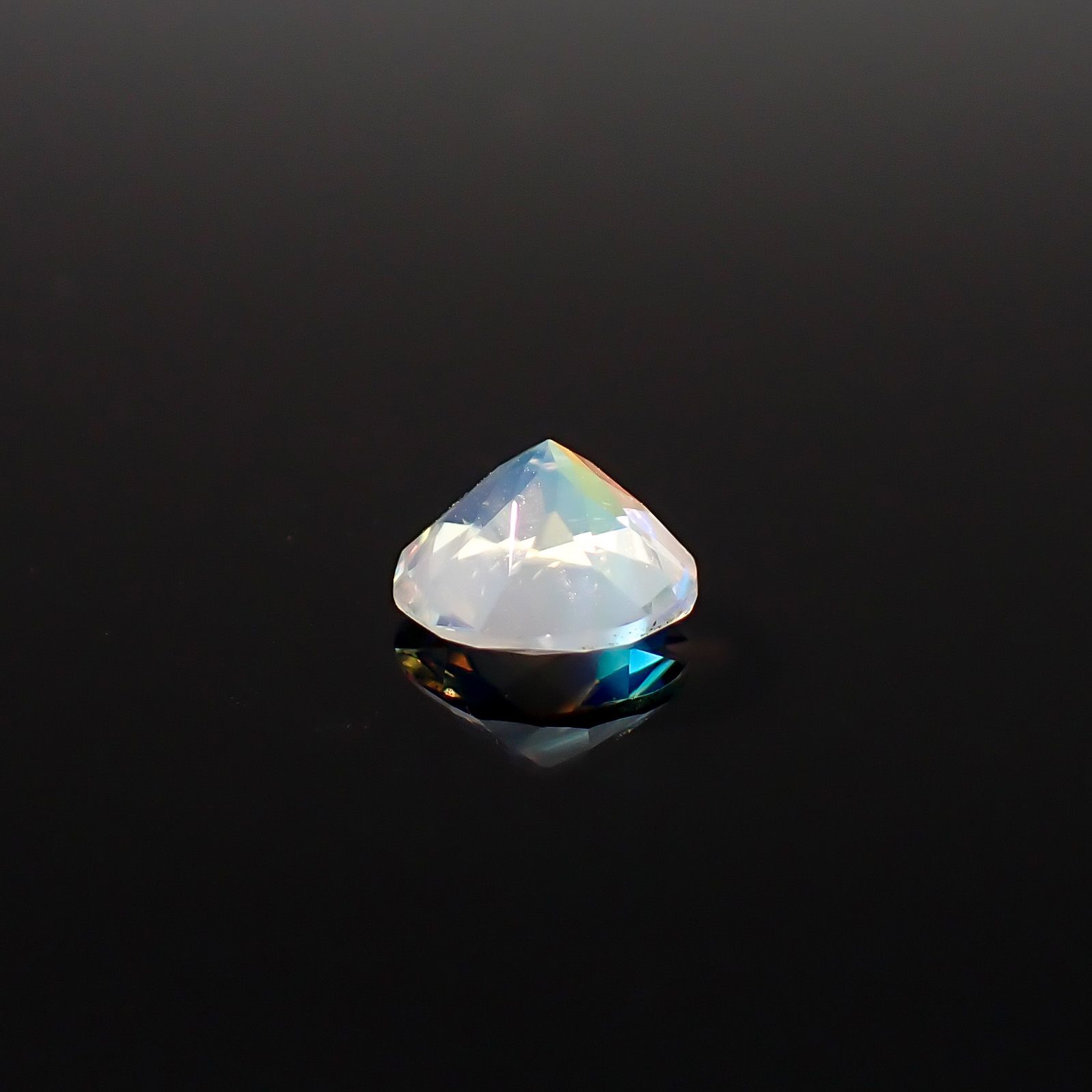 レインボームーンストーン マダガスカル産 1.26ct / 7.5x7.4mm前後 [260632387]