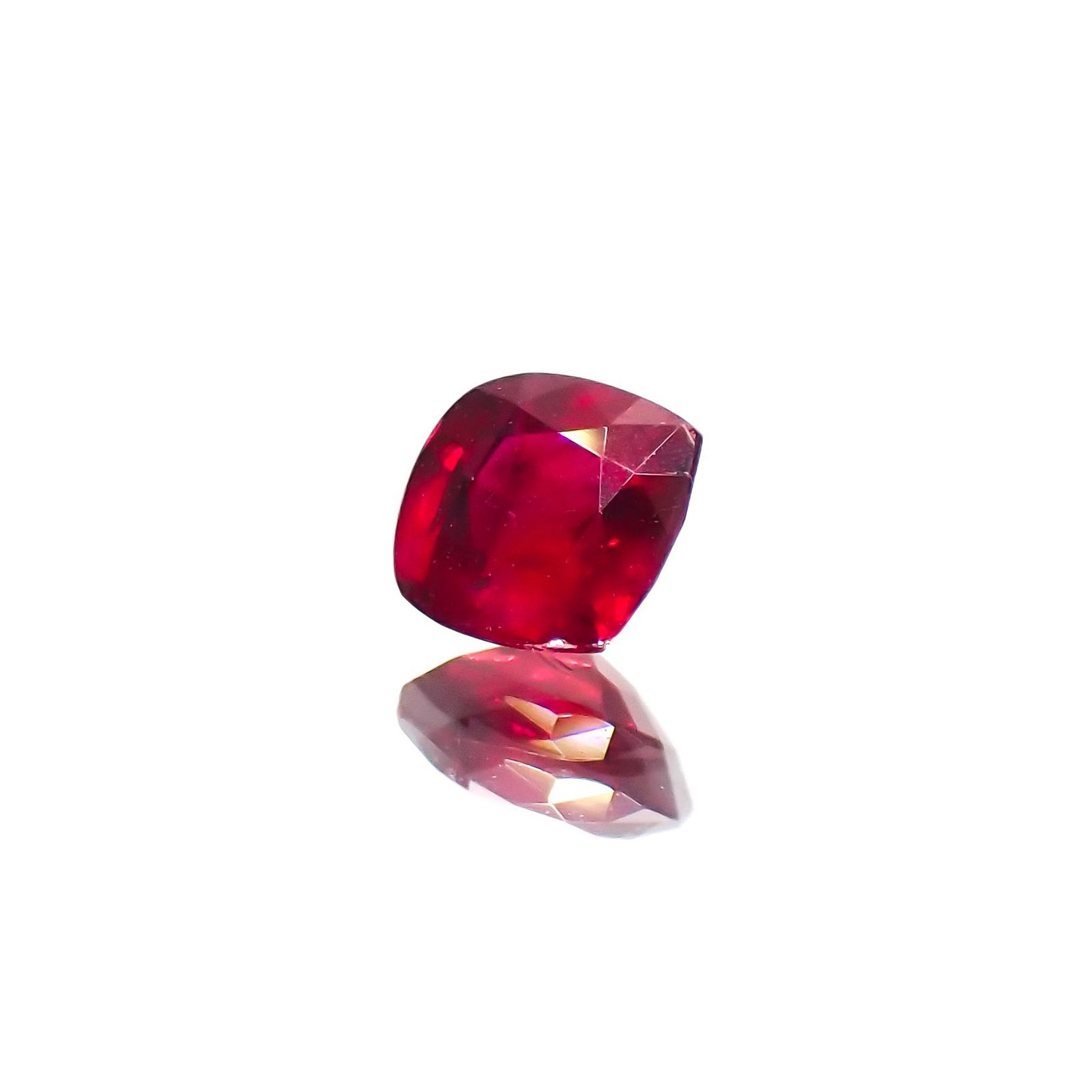 ルビー 非加熱 マダガスカル産 0.28ct / 3.7x3.5mm前後 [230622342]