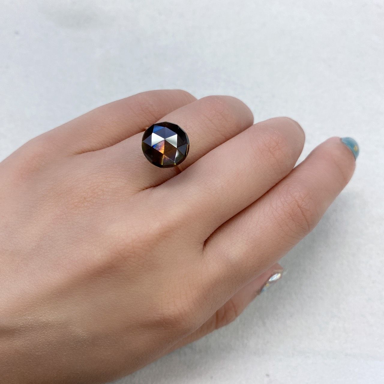 レインボーガーネット(宝石名アンドラダイト レインボー・ガーネット) 日本・奈良県産 8.459ct ソ付(彩珠)[210812938]11.8×11.7mm前後