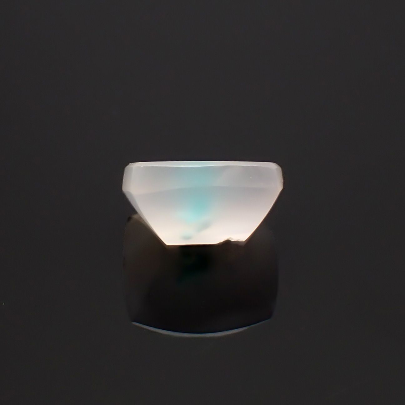 コッパークリソコラインカルセドニー インドネシア産 4.77ct / 11.2x9.9mm前後 [260932795]