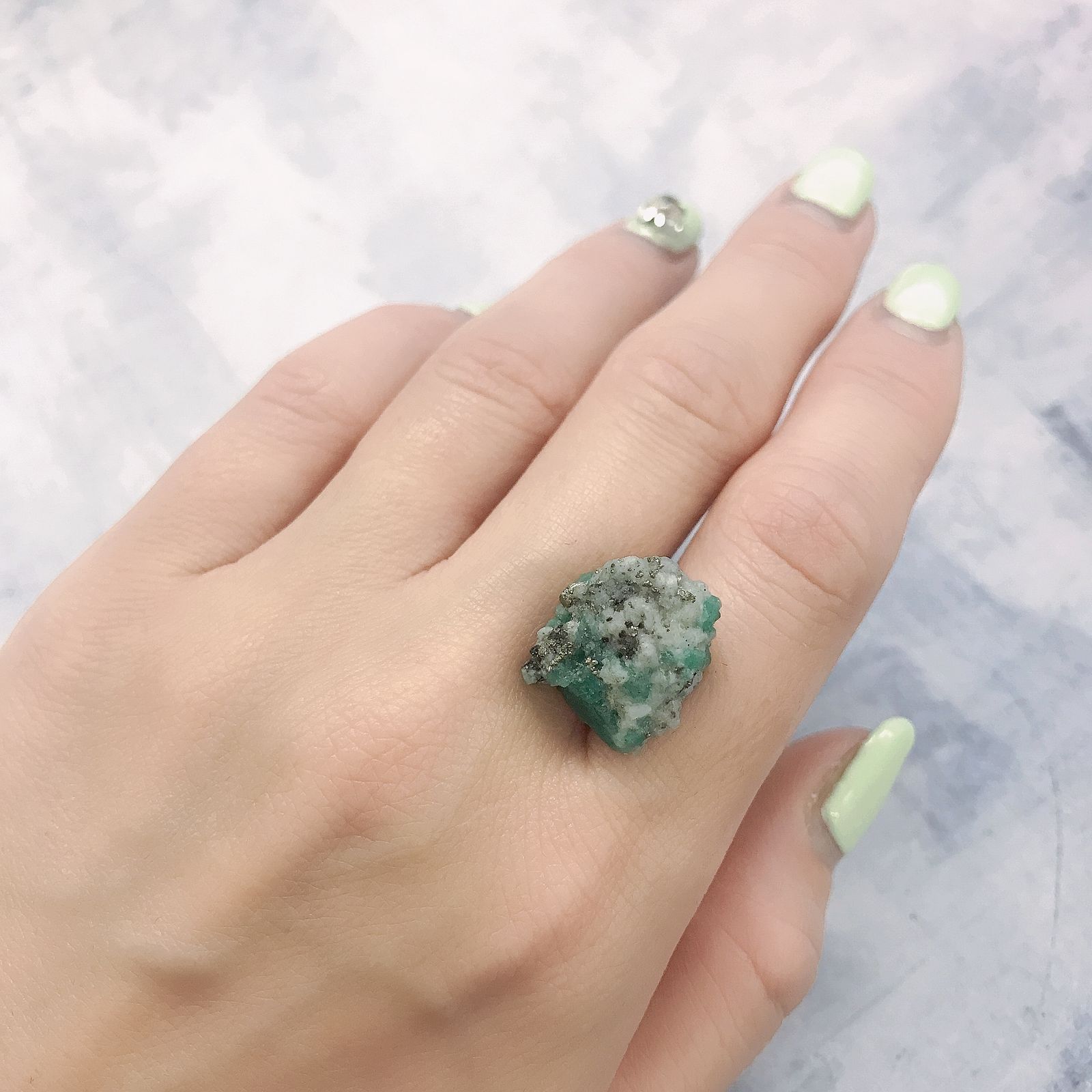 エメラルド原石 コロンビア産 15.09ct[220115501]14.5x13.9mm前後