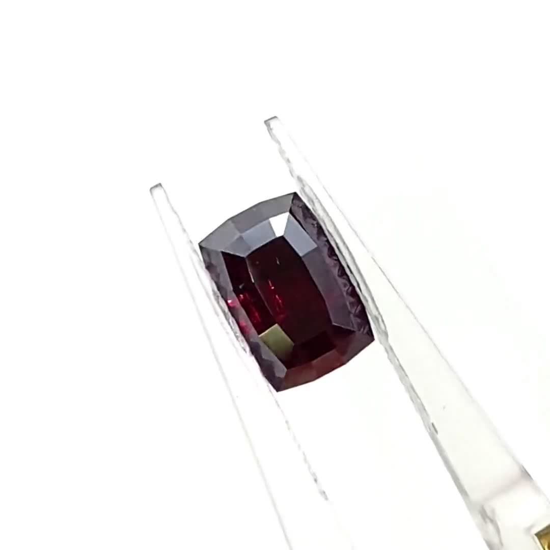ルビーのような深紅を湛える希少宝石｜キュープライトの魅力や