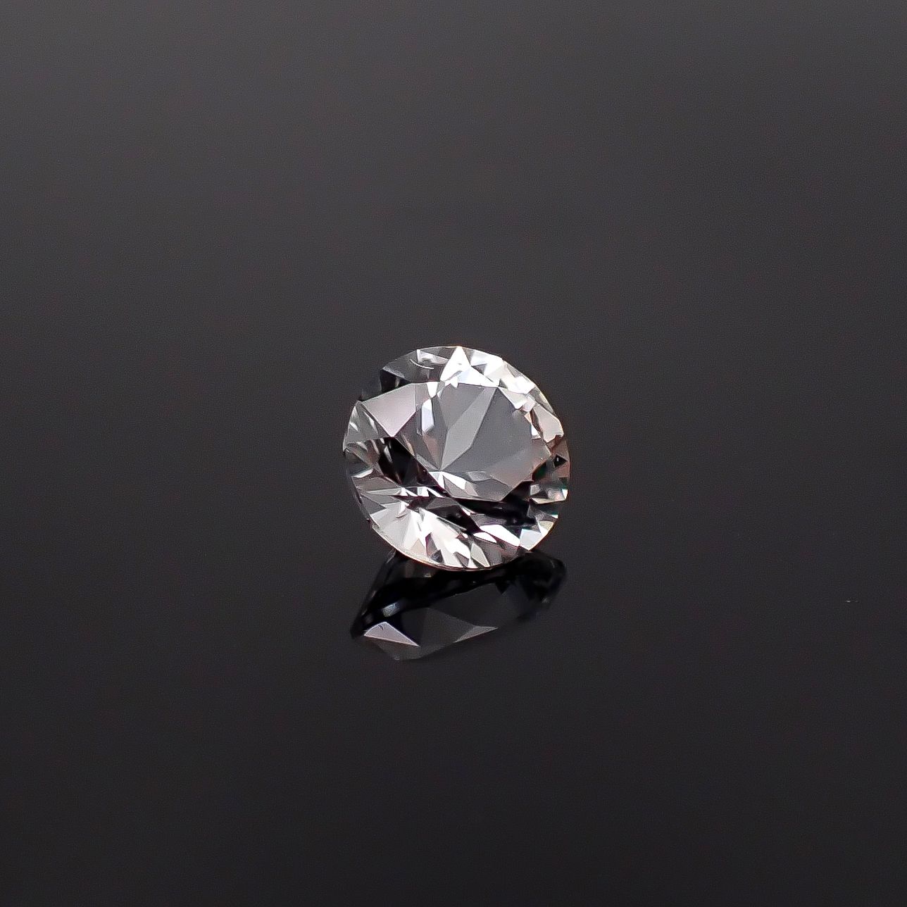 フェナカイト ロシア産 0.84ct / 6.1x6.1mm前後 [260231705]
