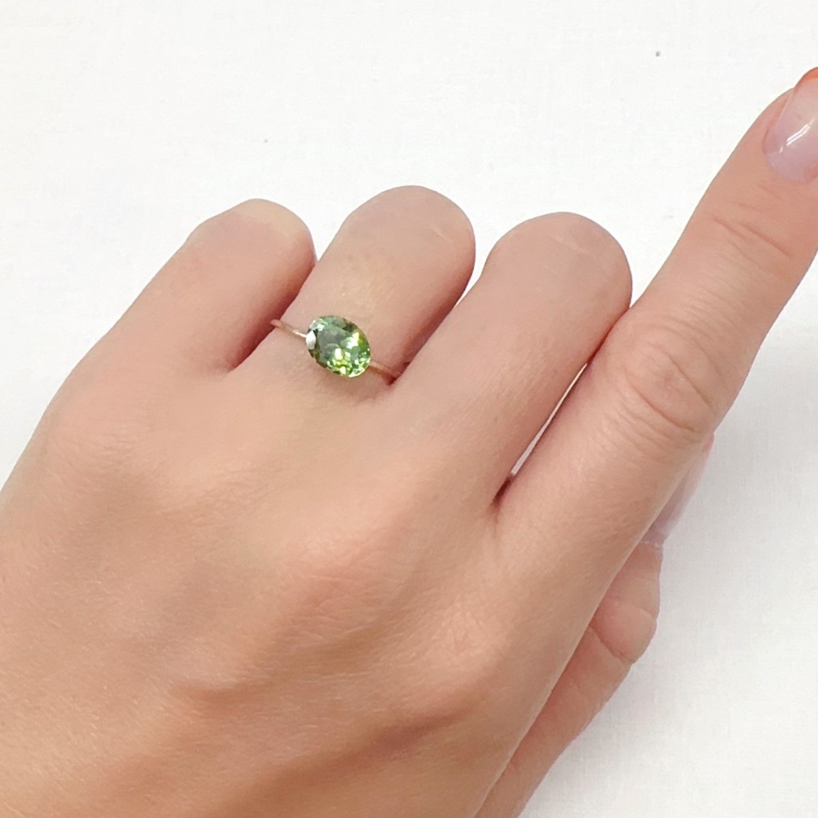 グリーントルマリン モザンビーク/コンゴ産 1.56ct[240527790]8.4x6.4mm前後