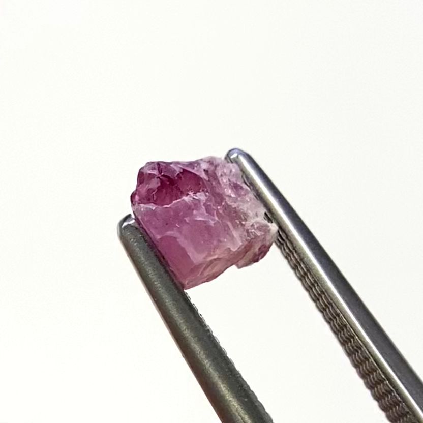 レッドベリル(宝石名レッド・ベリル) アメリカ・ユタ州産 原石・結晶