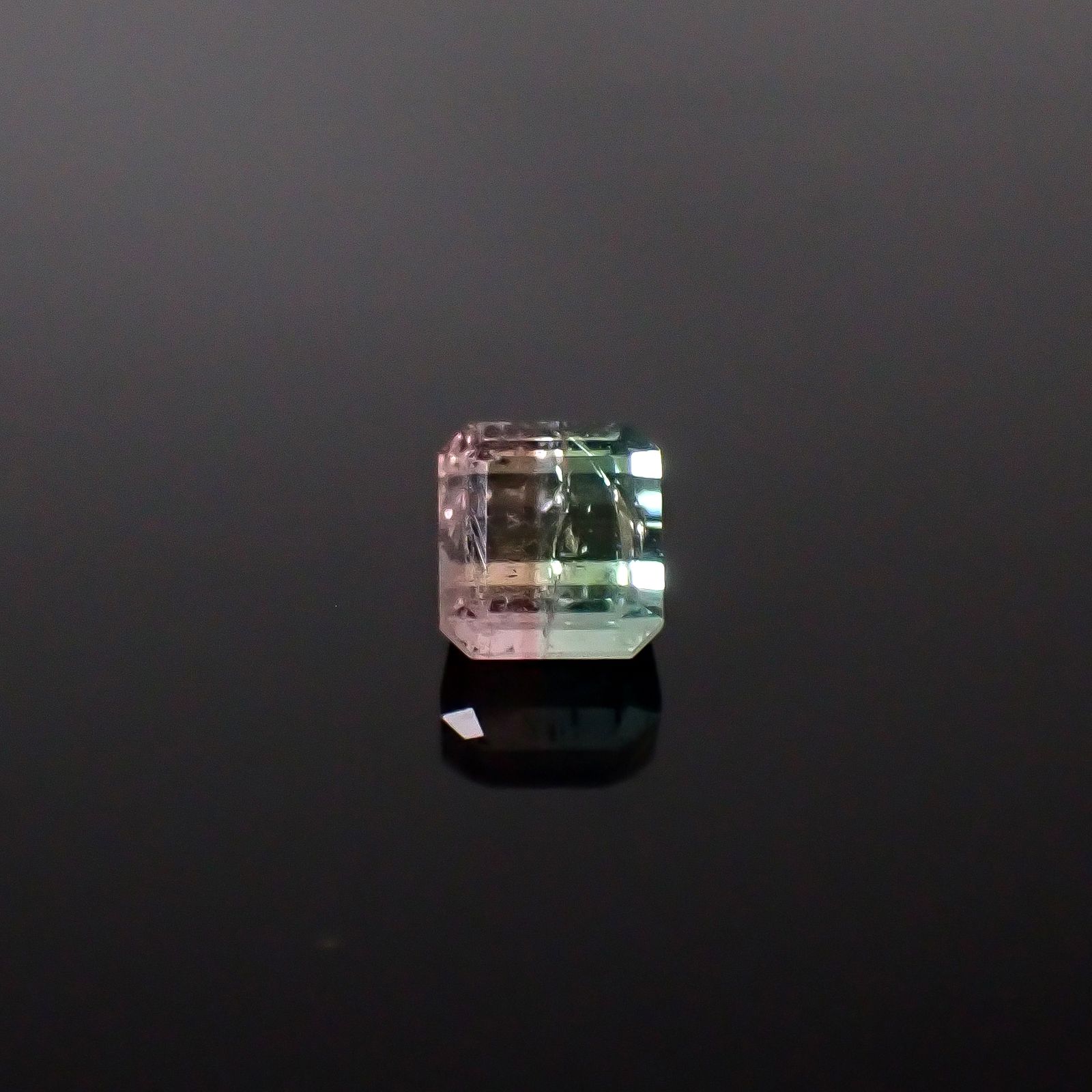 バイカラートルマリン アフガニスタン産 0.83ct / 4.6x5mm前後 [260231758]