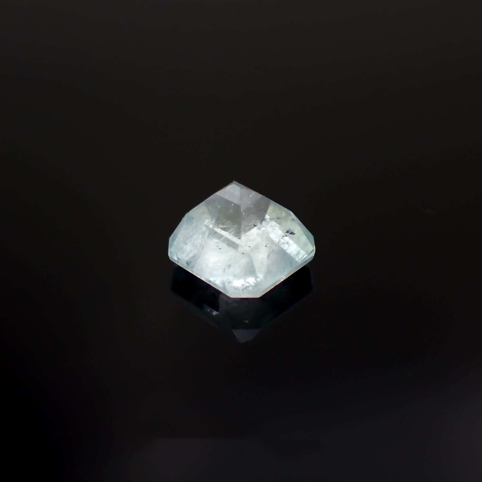 ユークレース(宝石名ブルー・ユークレース)コロンビア産 2.368ct ソ付(彩珠)[221018850]7.6x7.2mm前後