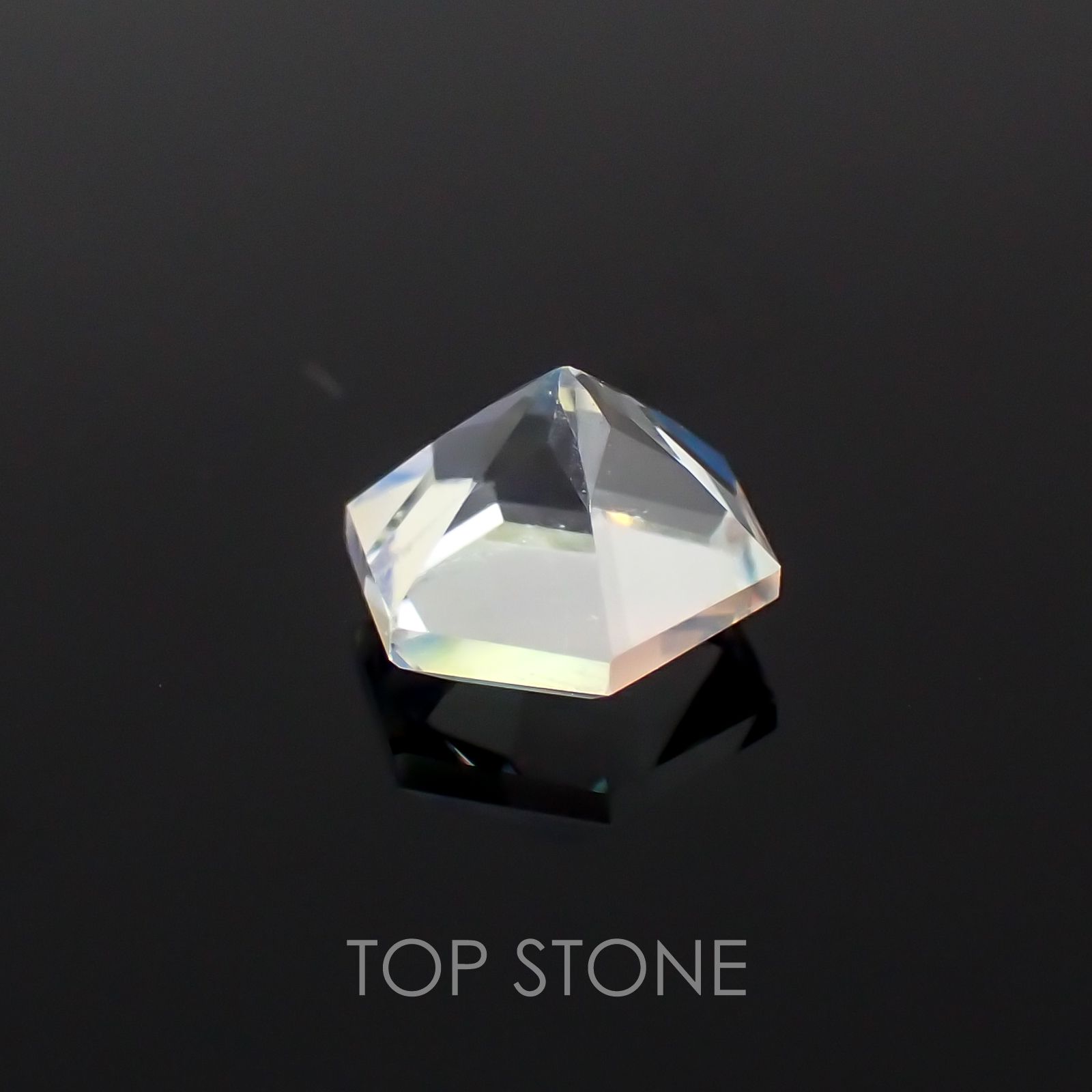 ◇ヘキサゴンカット◇レインボームーンストーン(アンデシンラブラドライト) SA マダガスカル産 ルース 0.56ct[21059775]5.1×5mm前後
