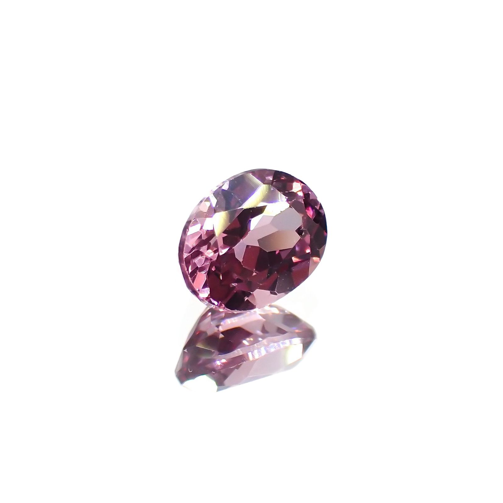カラーシフトマラヤガーネット(宝石名ガーネット)タンザニア産 識別済 0.90ct / 6.1x4.9mm前後 [260415005]