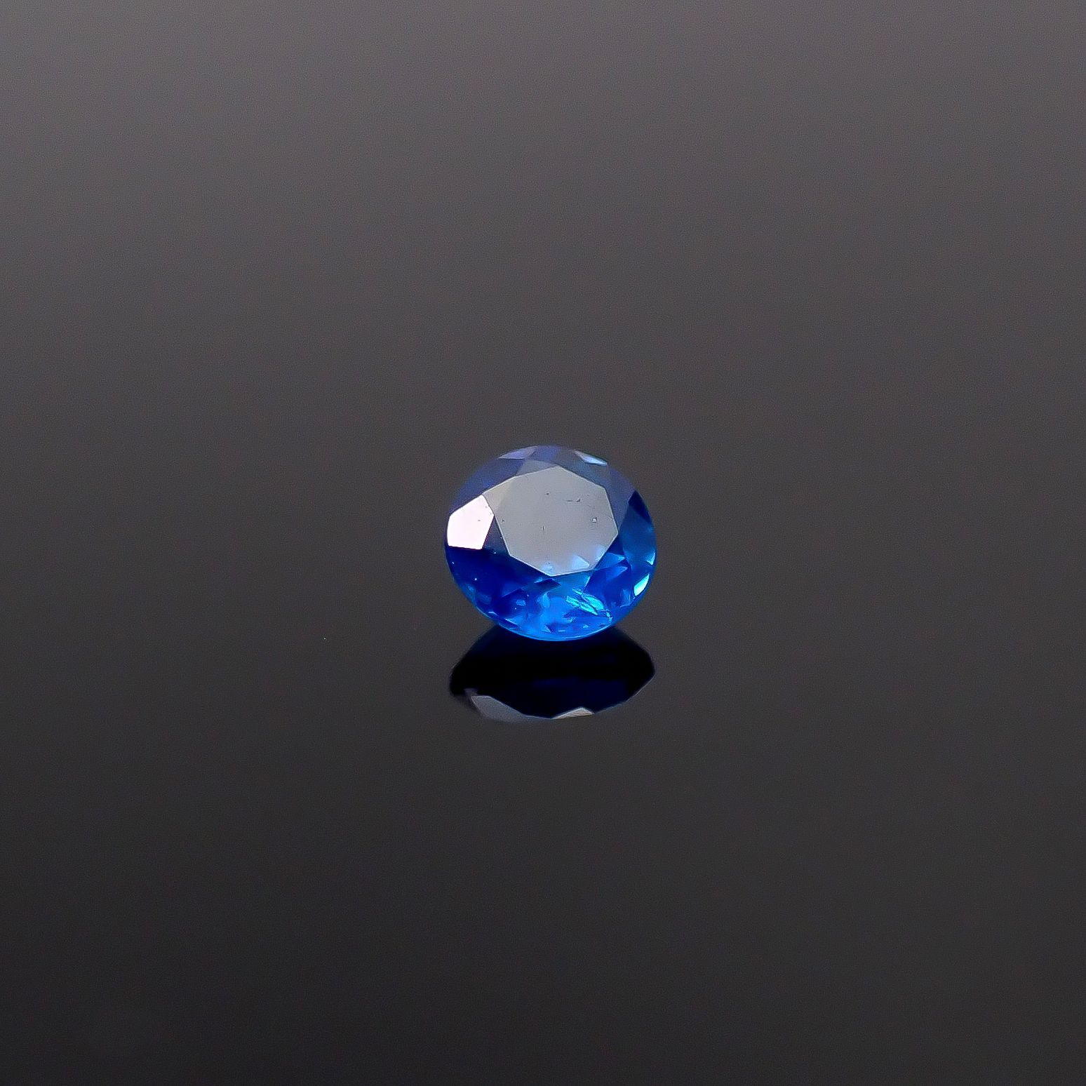 アウイナイト フルオレッセンス ドイツ産 0.046ct / 2.4x2.4mm前後 [260131503]