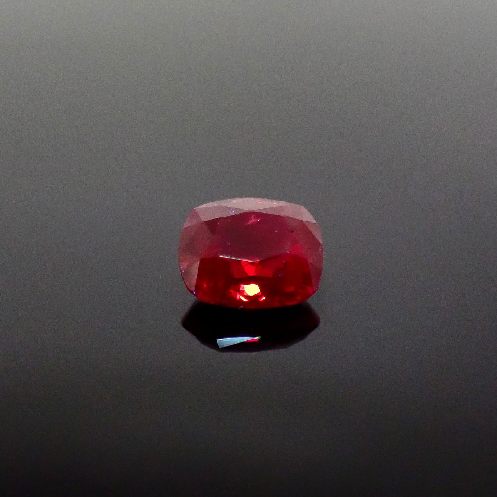 レッドスピネル(宝石名レッド・スピネル)ビルマ産 識別済 1.25ct / 6.8x6.2mm前後 [260331941]
