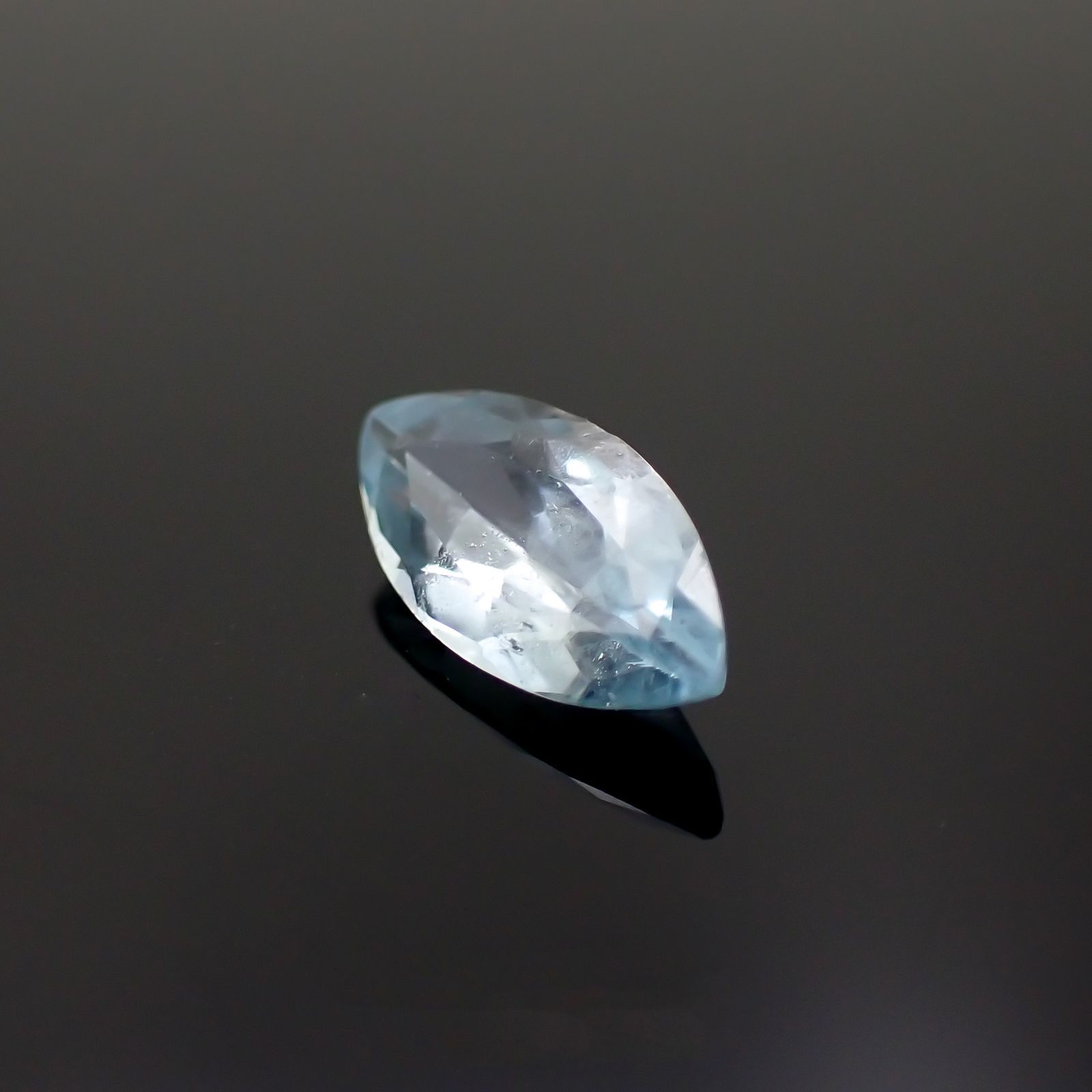 ユークレース(宝石名ブルー・ユークレース)コロンビア産 0.828ct ソ付(彩珠)[221018682]9.9x4.8mm前後