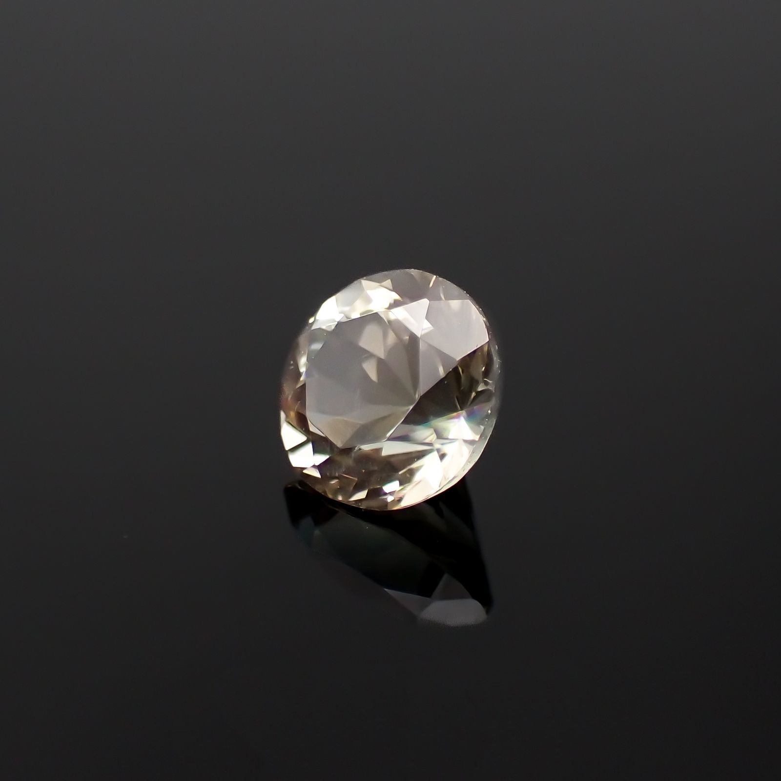 バイカラーオレゴンサンストーン アメリカ・オレゴン州産 0.81ct / 6.1x6mm前後 [230220679]