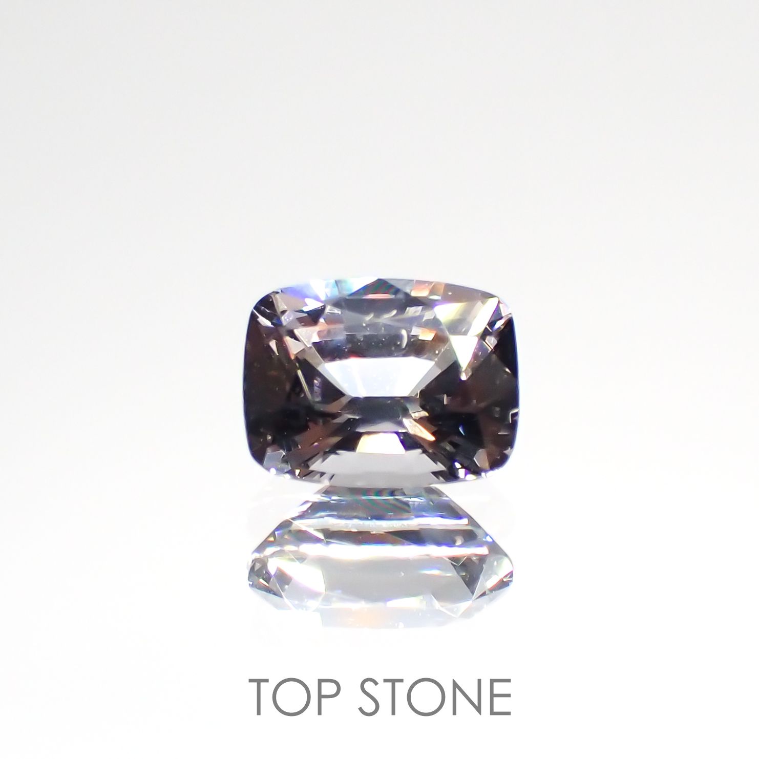 プラチナスピネル(宝石名スピネル) ビルマ産 0.975ct ソ付(彩珠)[210912849]6.3×4.9mm前後