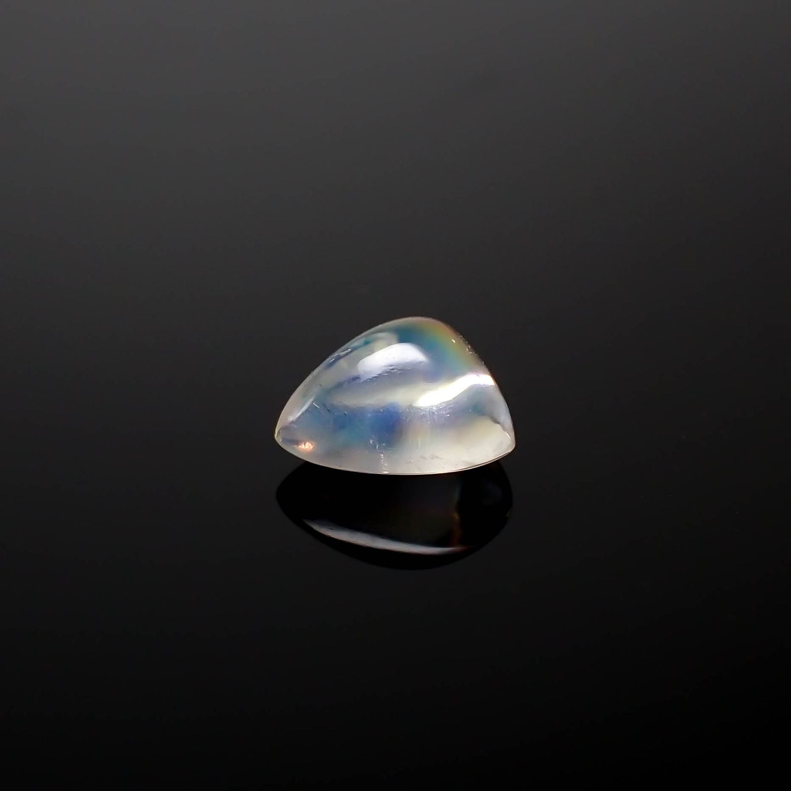 ◇バフカット◇レインボームーンストーン(宝石名ラブラドライト)マダガスカル産 1.080ct ソ付(彩珠)[240427199]7.1x5.9mm前後