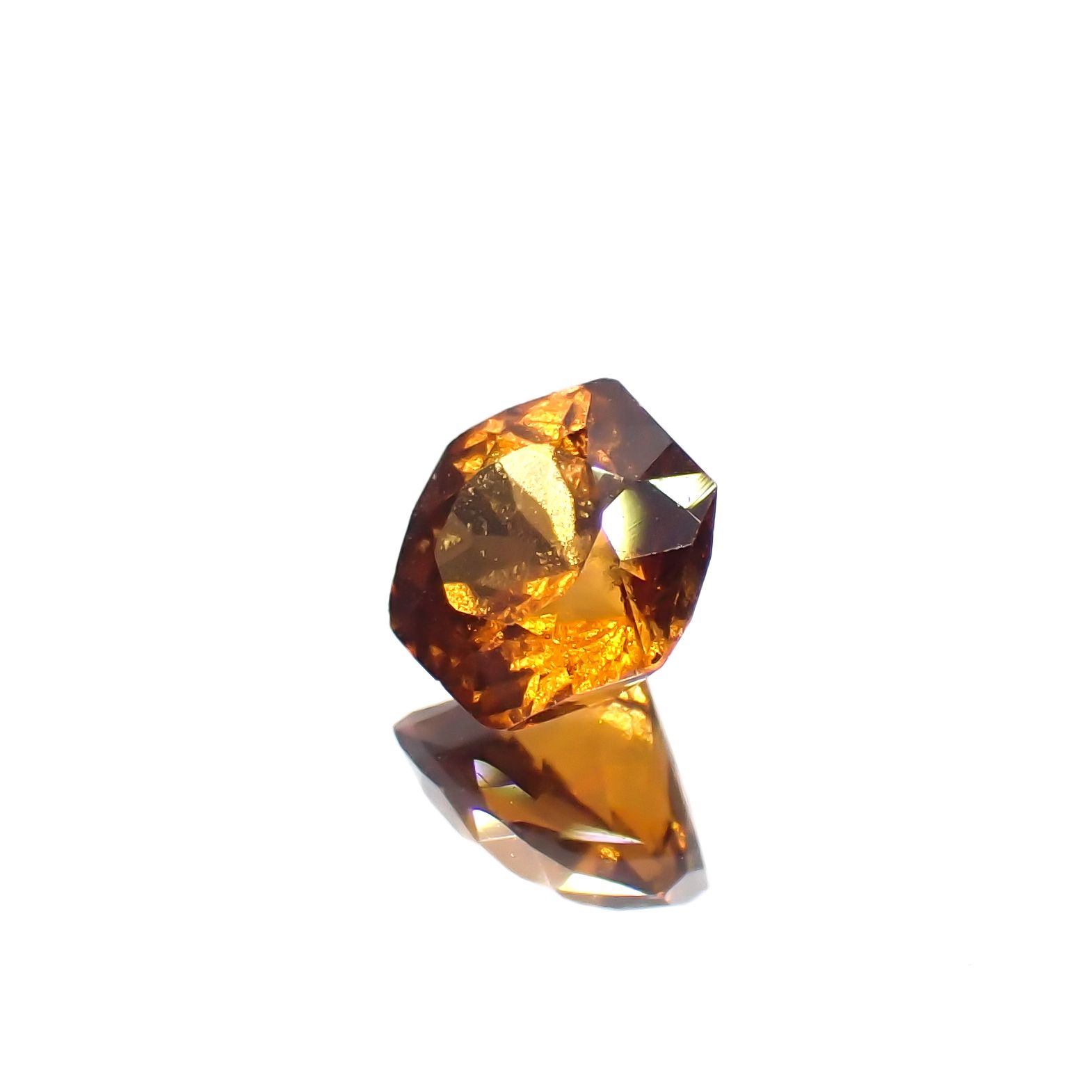 ◇ヘキサゴンカット◇ヘソナイトガーネット(宝石名ガーネット)スリランカ産 0.85ct 識別済[230421609]5.4x5.4mm前後